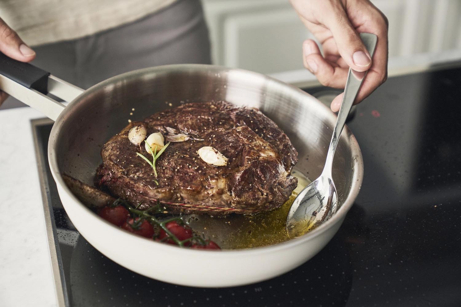 Zwilling Pure Bratpfanne 20cm in Elfenbeinweiss, langlebig, antihaftbeschichtet, ideal für gesundes Braten und stilvolles Kochen.