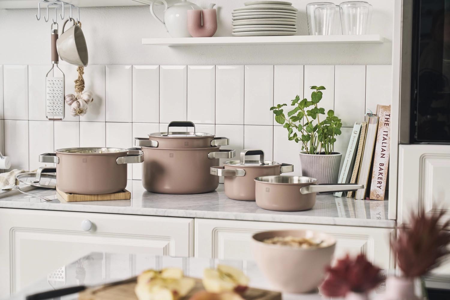 Elegantes 5-teiliges Kochgeschirrset in Rosa von Zwilling, ideal für stilvolles Kochen und Backen in Ihrer modernen Küche.