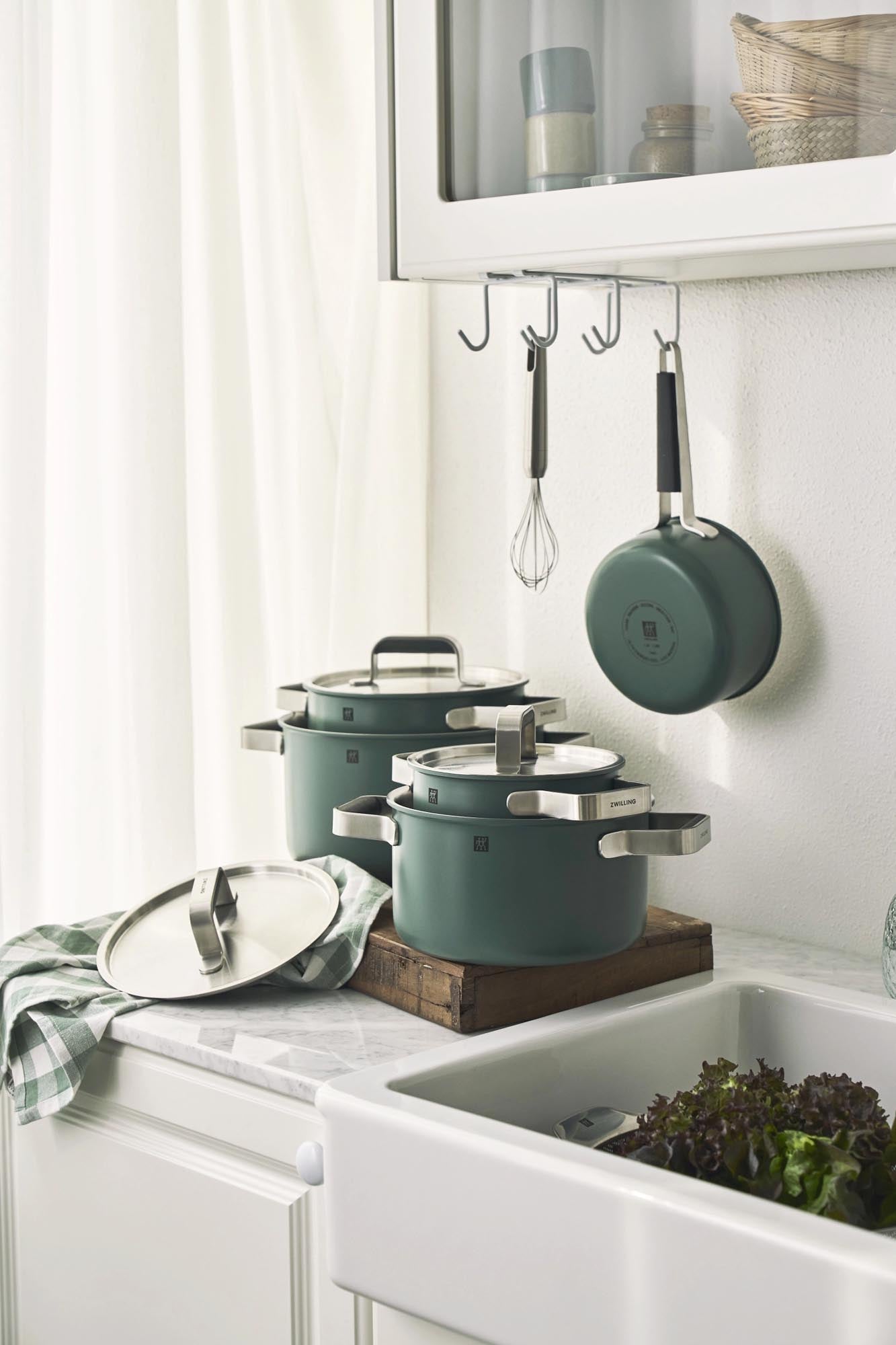 Elegantes 3-teiliges Kochgeschirrset in Grün von Zwilling, perfekt für stilvolles Kochen und vielseitige Küchenanwendungen.