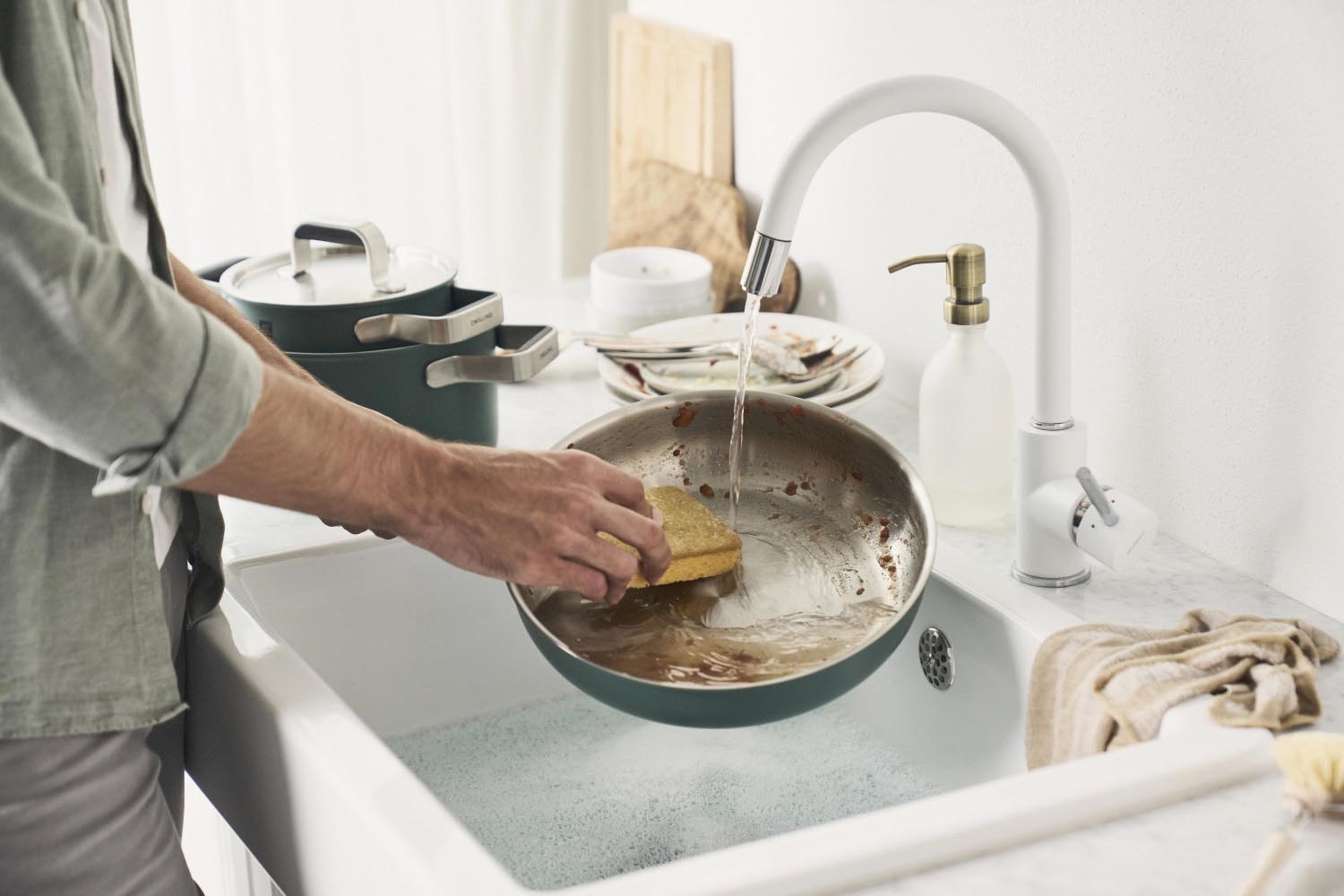 Zwilling Pure Bratpfanne 24cm in Grün, unbeschichtet, ideal für gesundes Braten und optimale Hitzeverteilung.