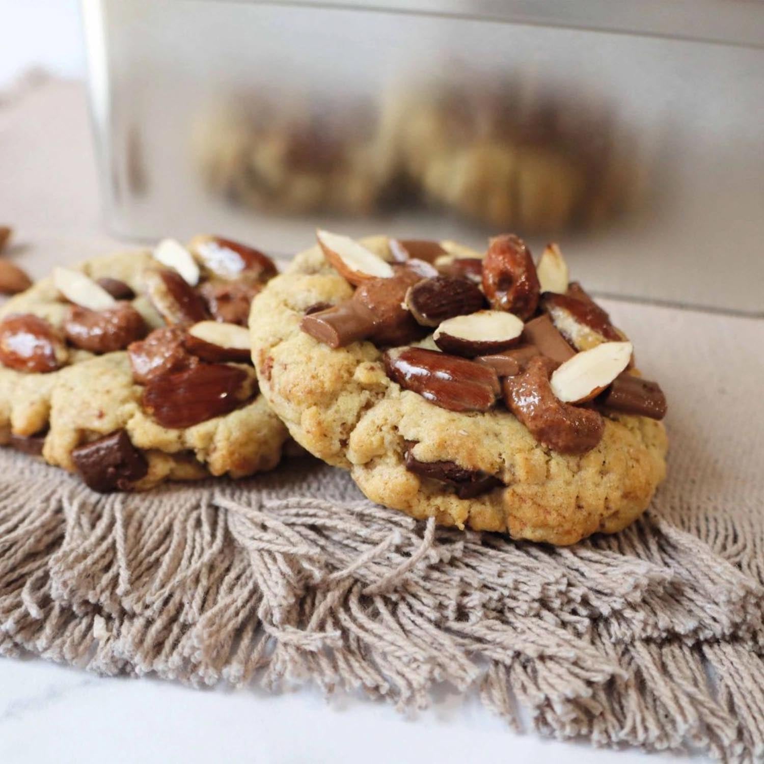Backmischung für Cookies mit dunkler Schokolade, Mandeln und Pralinenpaste – für einfaches und köstliches Backen zuhause.
