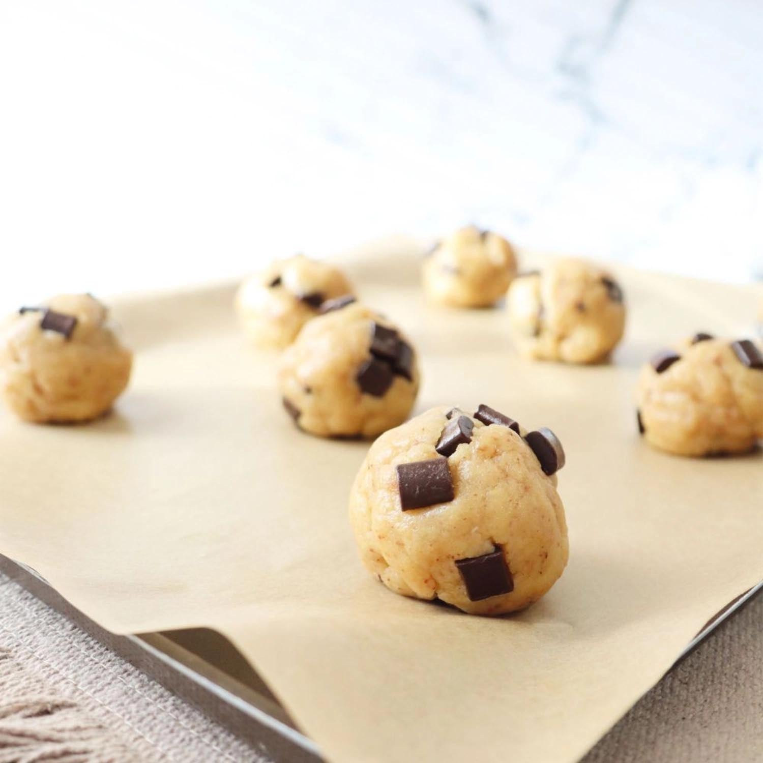 Köstliche Backmischung für Cookies mit dunkler Schokolade, Mandeln und Pralinenpaste – ideal für schnelles Backen zuhause.