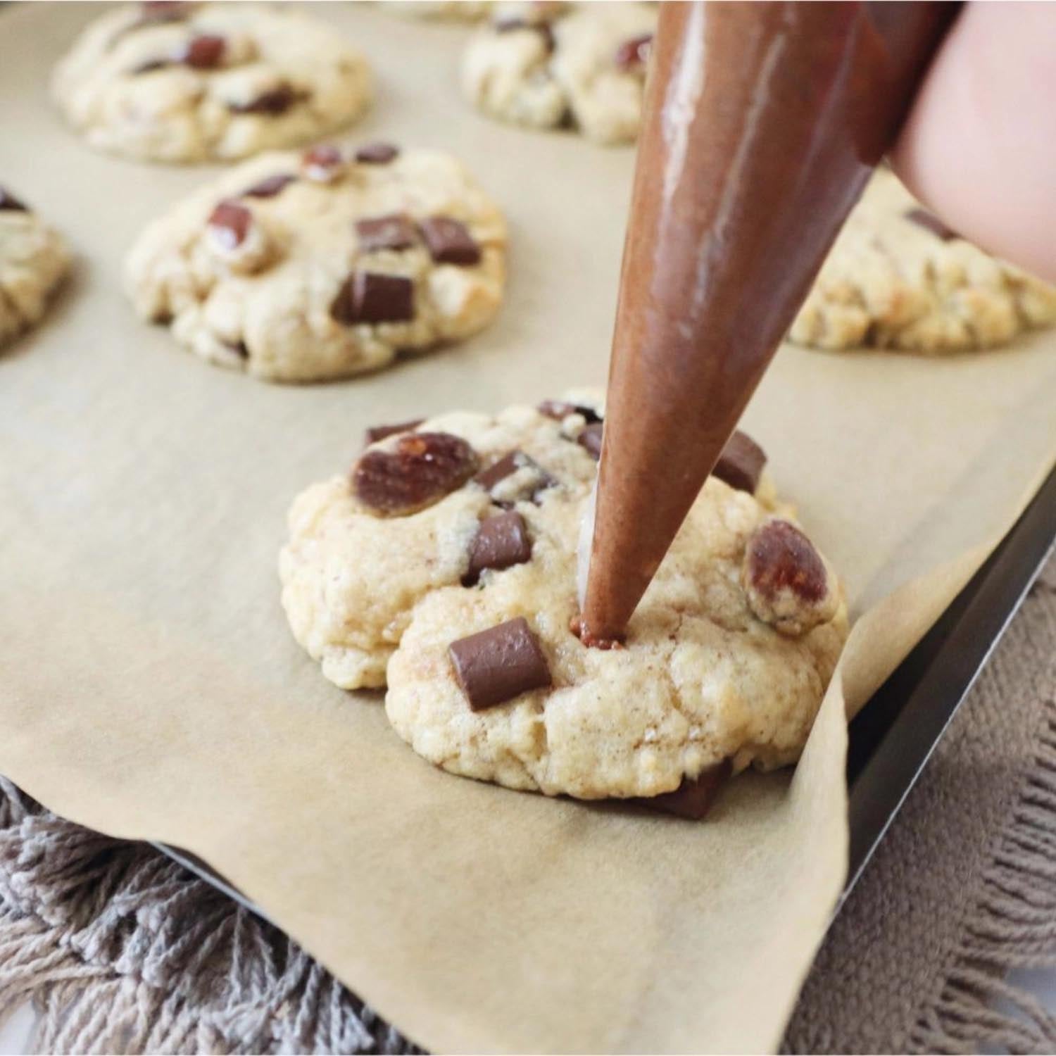 Backmischung für Cookies mit dunkler Schokolade, Mandeln und Pralinenpaste – einfach zuzubereiten und unwiderstehlich lecker.