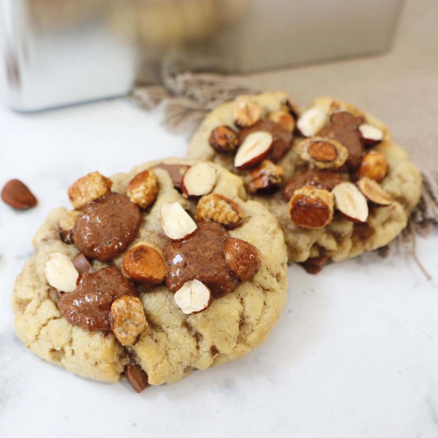 Backmischung für Cookies mit Milchschokolade, Haselnuss und Pralinenpaste. Einfach zuzubereiten, für köstliche Genussmomente.
