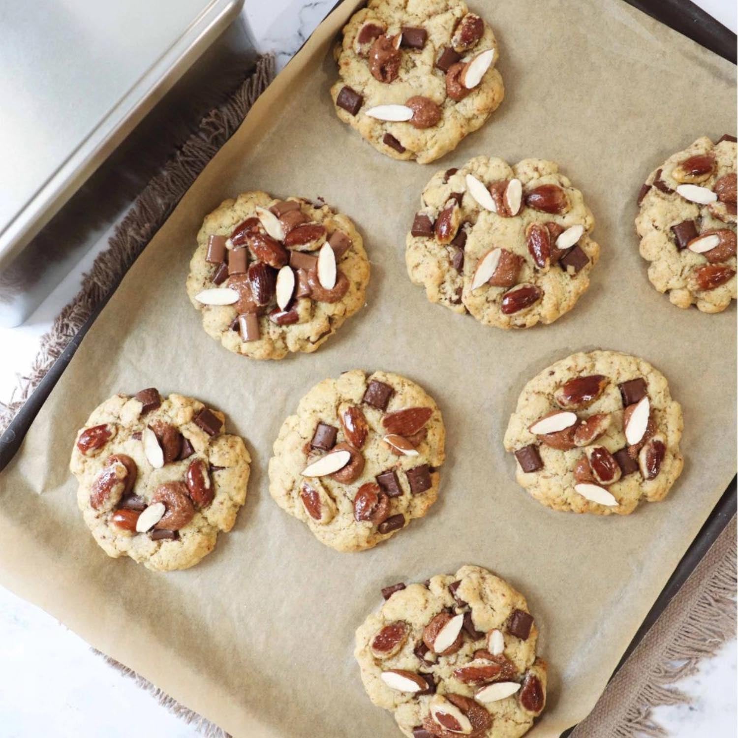 Backmischung für Cookies mit Milchschokolade, Haselnuss und Pralinenpaste. Perfekt für schnelle, leckere Backkreationen.
