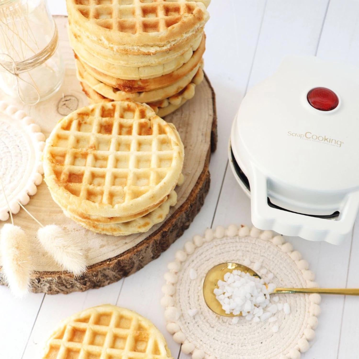 Kompaktes Waffeleisen für Mini-Waffeln, ideal für kreative Snacks und Rezepte, benutzerfreundlich und platzsparend im Design.