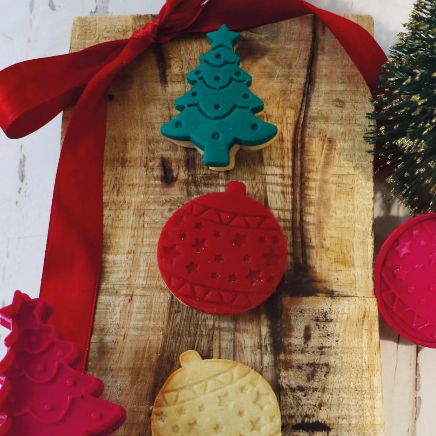 Zaubern Sie festliche Plätzchen mit dem 2er Set Ausstecher Weihnachten von Scrap Cooking: Kugel und Tannenbaum für kreatives Backen.