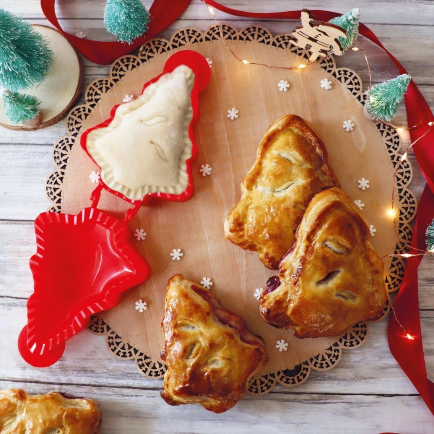 Gestalte festliche Weihnachtsplätzchen mit dem Tannenbaum-Teigformer von Scrap Cooking – ideal für kreative Backideen.
