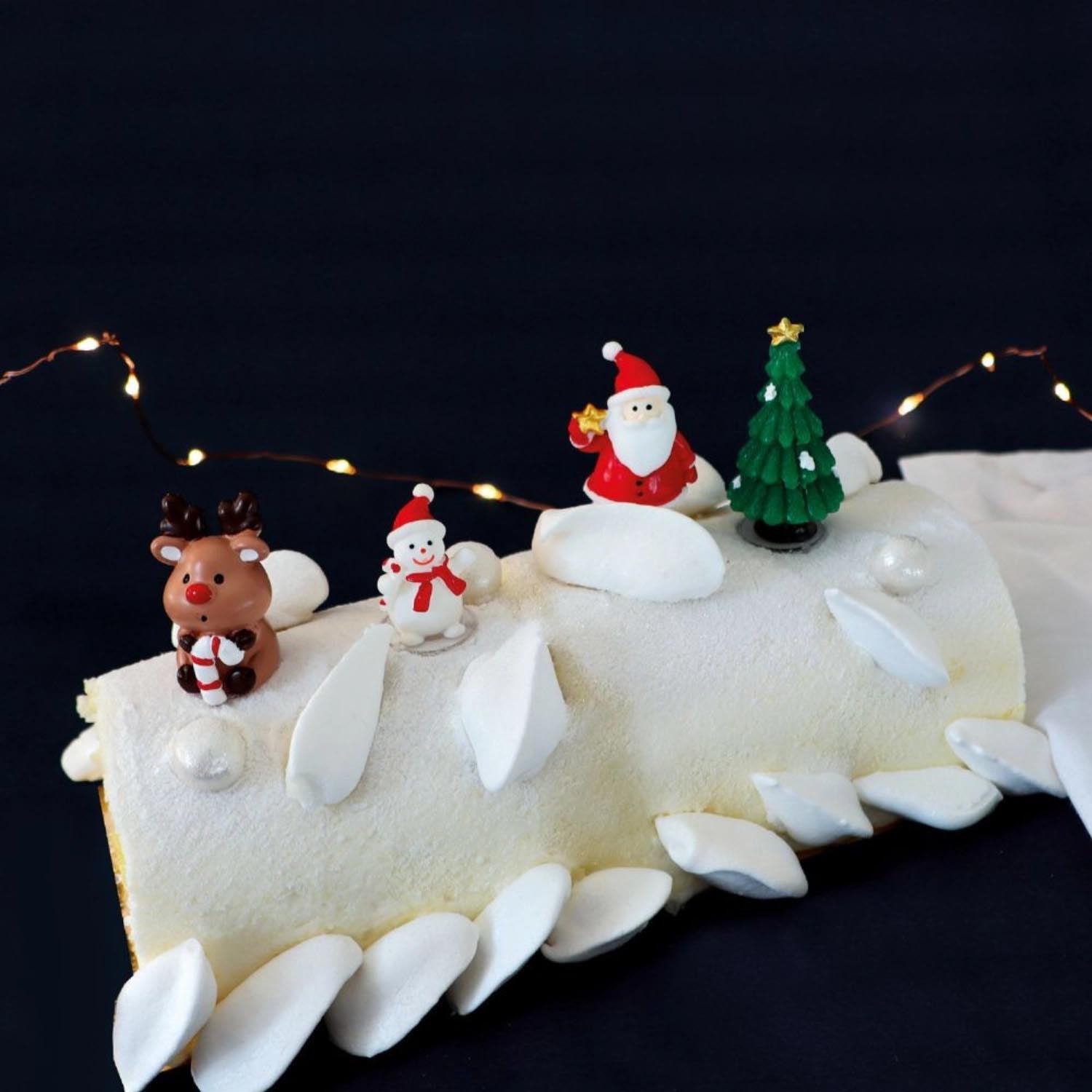 Ein 4er Set Weihnachtsfiguren aus Kunstharz von Scrap Cooking, perfekt als Tortendeko für festliche Weihnachtsanlässe.