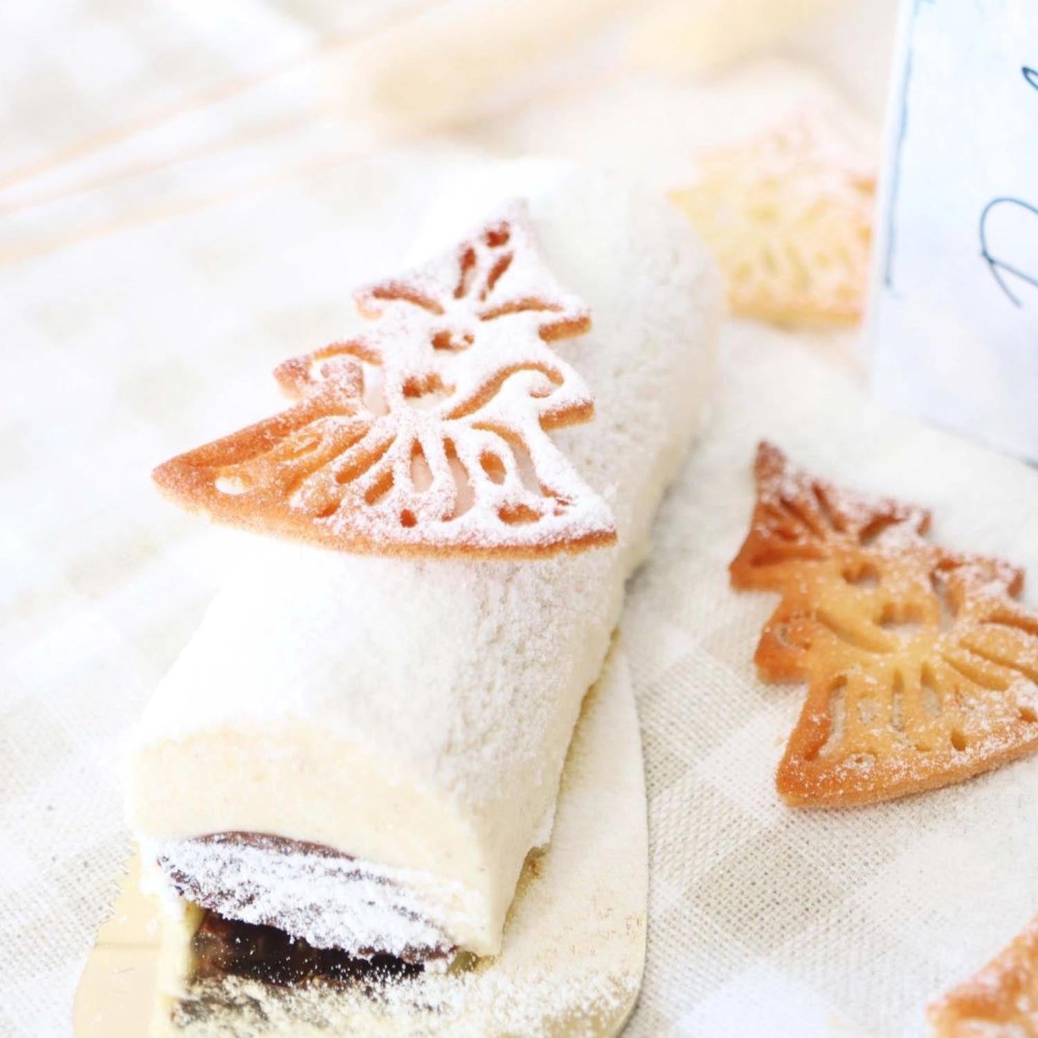 Zwei elegante Bûche Backformen von Scrap Cooking, perfekt für die Zubereitung von kunstvollen Kuchen und festlichen Leckereien.
