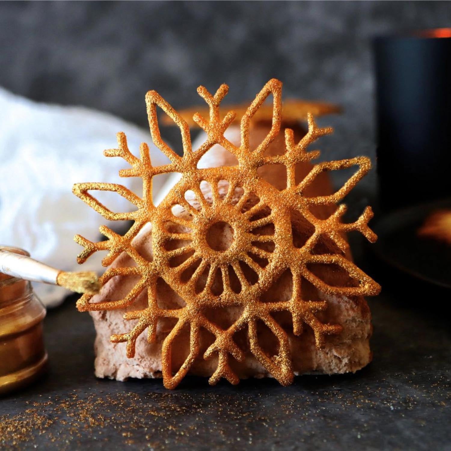 Silikonform für Kuchentopper in Schneeflocken-Design, ideal für festliche Dekorationen und kreative Weihnachtsbäckerei.