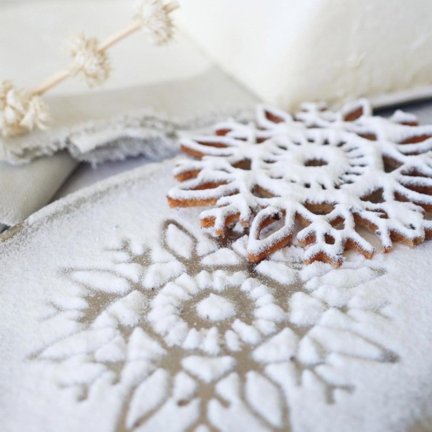 Samtig glitzerndes Schneepulver für kreative Dekorationen, perfekt für Backen und Basteln mit schneeähnlichem Effekt.