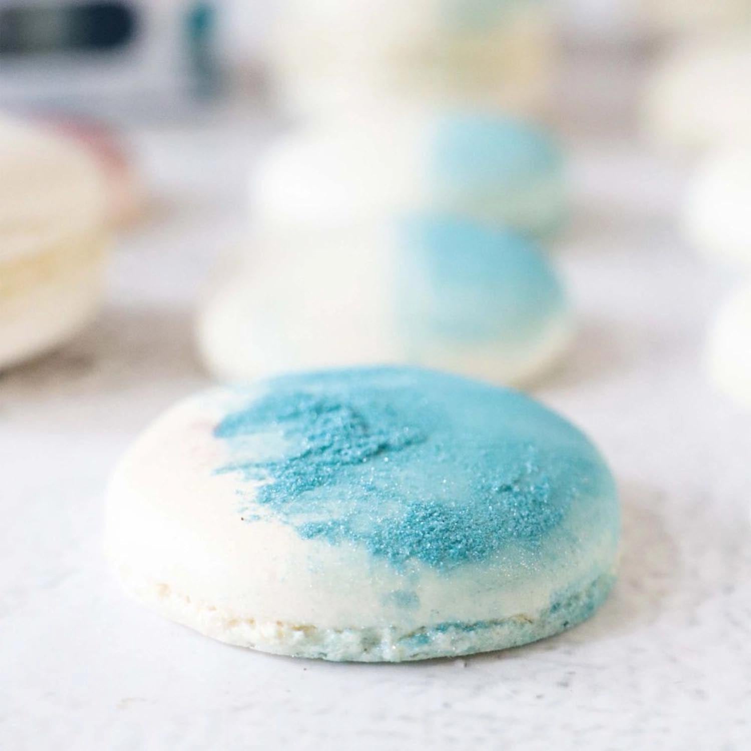 Irisierendes türkisfarbenes Farbpulver für kreative Oberflächendekorationen, ideal für Back- und Bastelprojekte.
