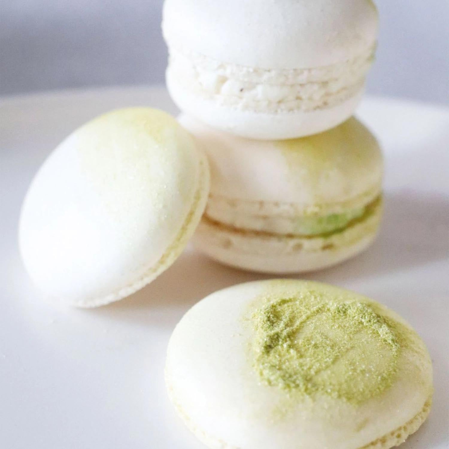 Irisierendes Farbpulver in limonengrün für kreative Oberflächendekorationen, ideal für Back- und Bastelprojekte.