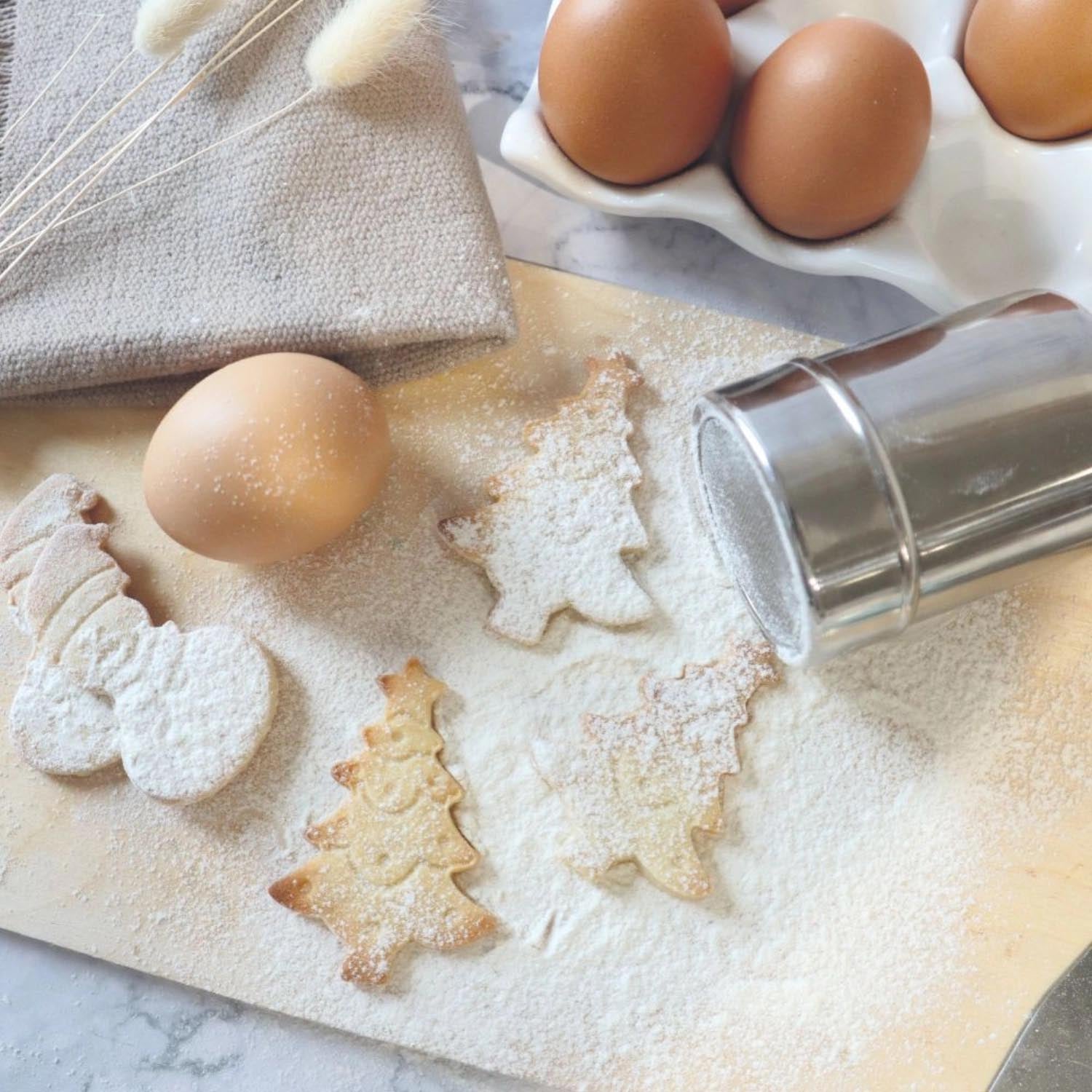 Eleganter Zuckerstreuer von Scrap Cooking, ideal für präzises Bestäuben von Gebäck und Desserts mit Puderzucker.