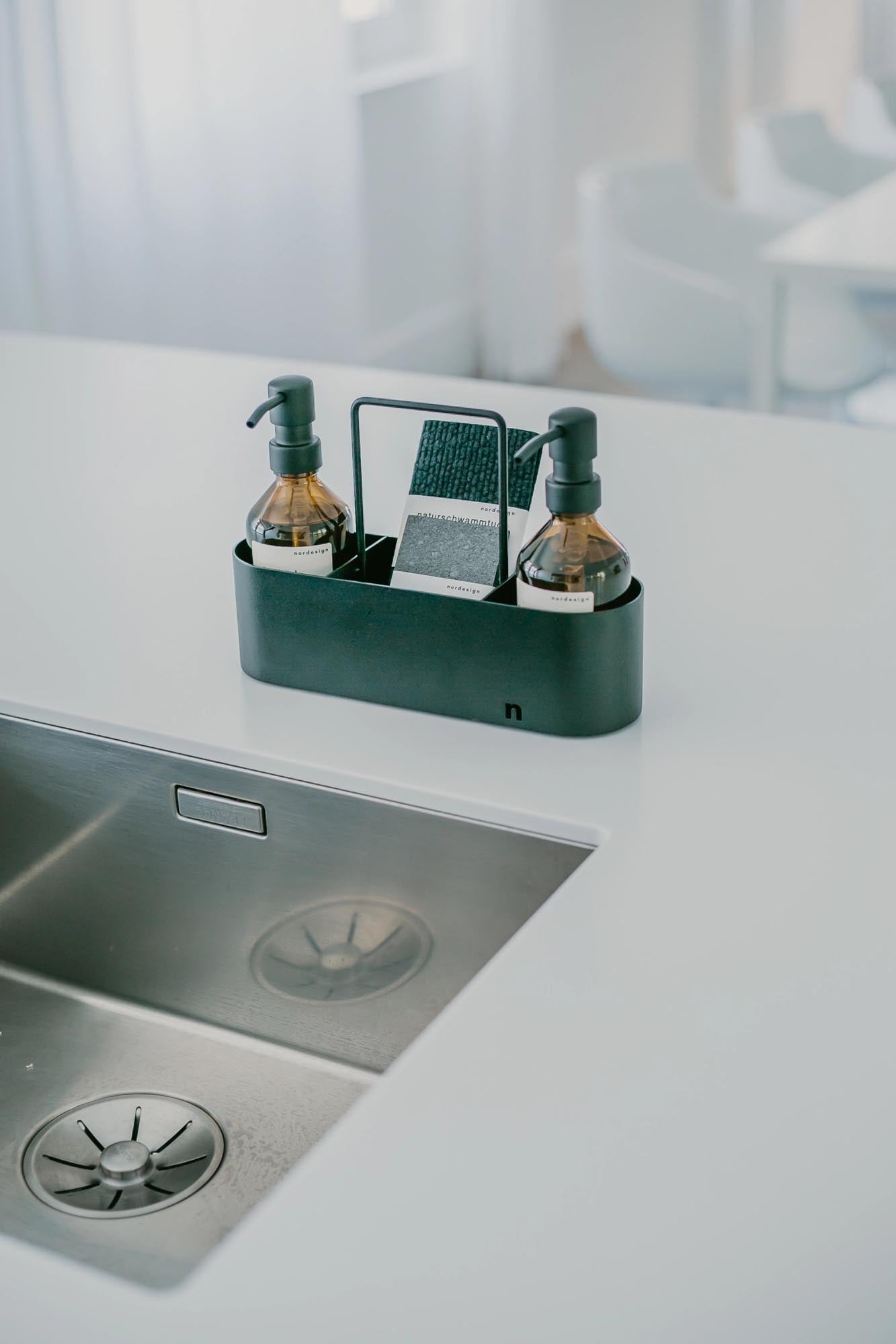 Eleganter Spülbecken Organizer in tiefem Schwarz von Nordesign, ideal für eine stilvolle und organisierte Küchenumgebung.