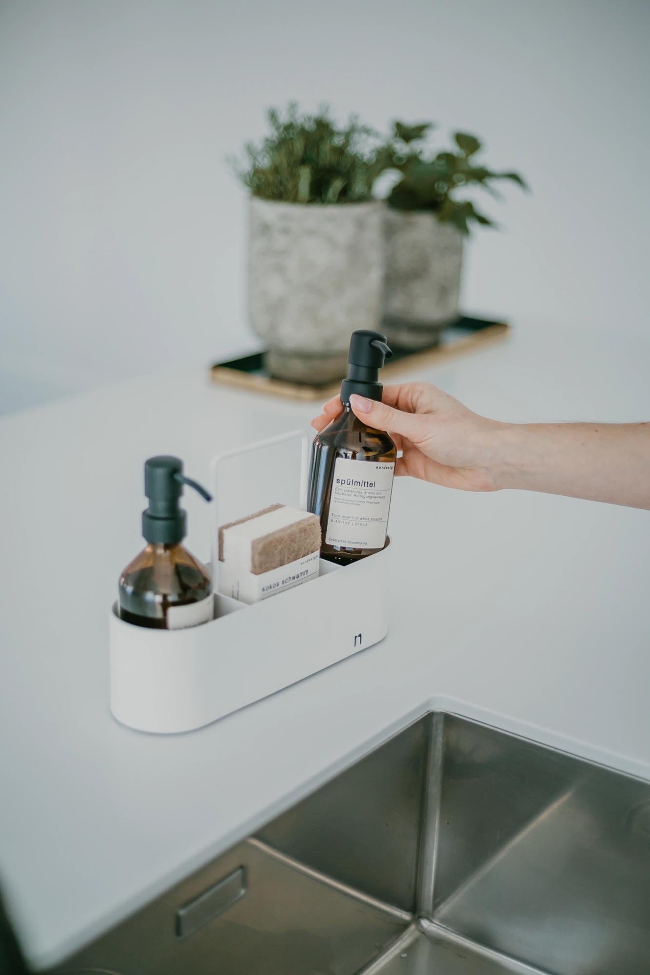 Praktischer Spülbecken Organizer in Pure White von Nordesign – für eine stilvolle und ordentliche Küche. Funktionalität trifft elegantes Design!