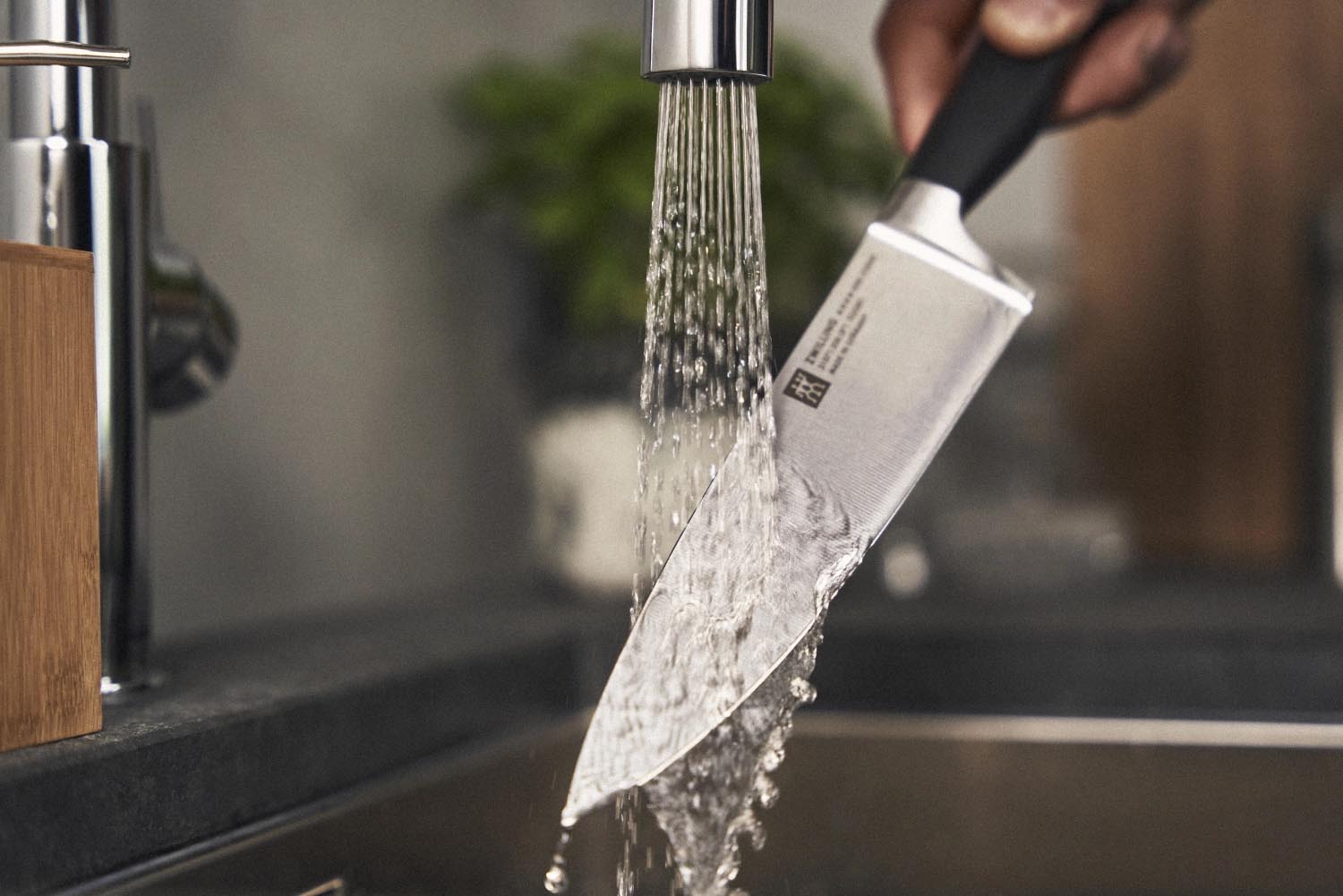 Elegantes 7-teiliges Messerblock-Set von Zwilling in Silber, mit selbstschärfender Funktion, ideal für präzises Schneiden und Kochen.