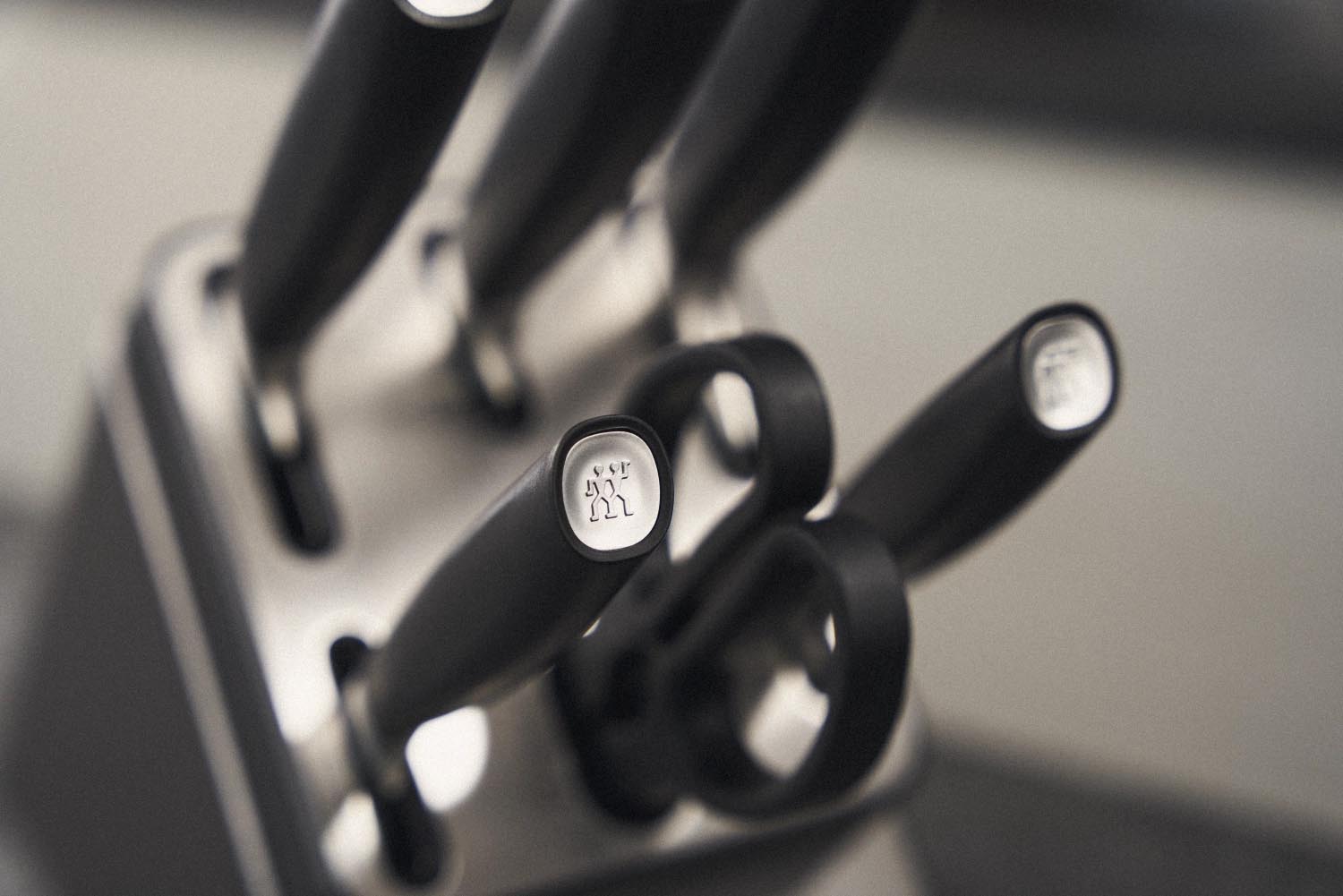 Eleganter 7-teiliger Messerblock von Zwilling, selbstschärfend, aus hochwertigem Material, ideal für präzises Schneiden.