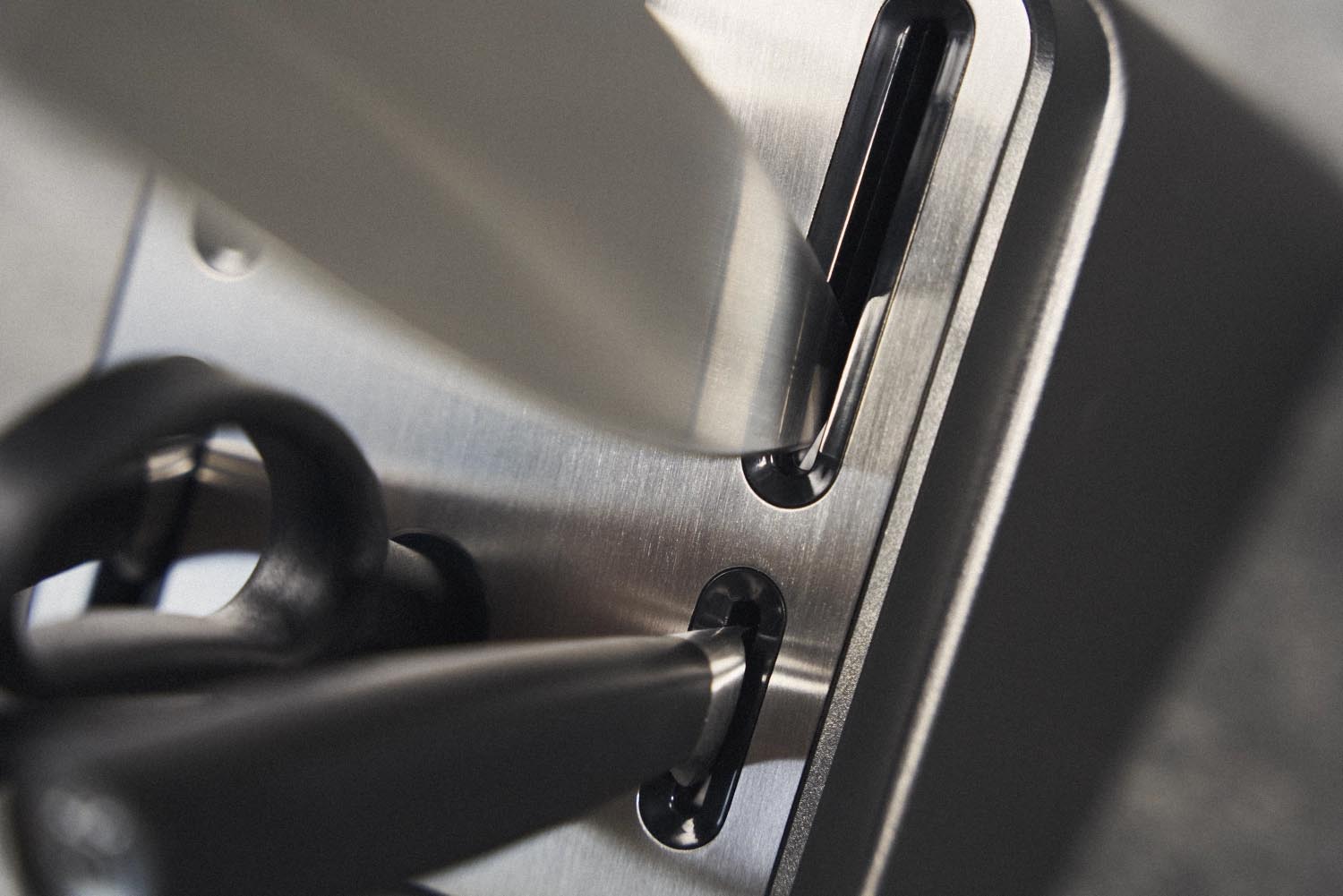 7-teiliges Messerblock-Set von Zwilling, selbstschärfend, silber, hochwertig, für präzises Schneiden und stilvolle Küchen.