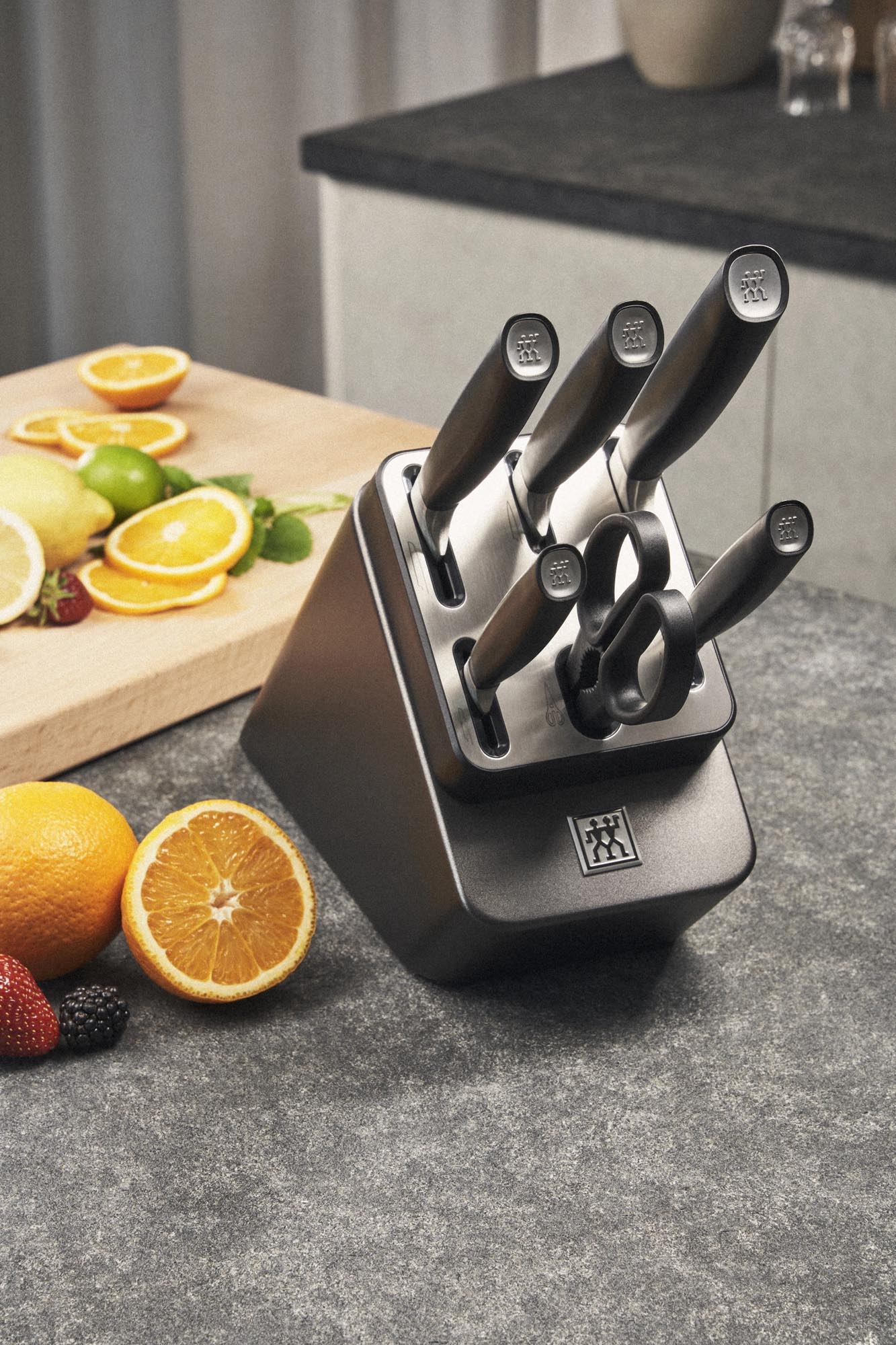 Elegantes 7-teiliges Messerblock-Set von Zwilling in Silber, mit selbstschärfender Funktion, ideal für präzises Schneiden und Kochen.