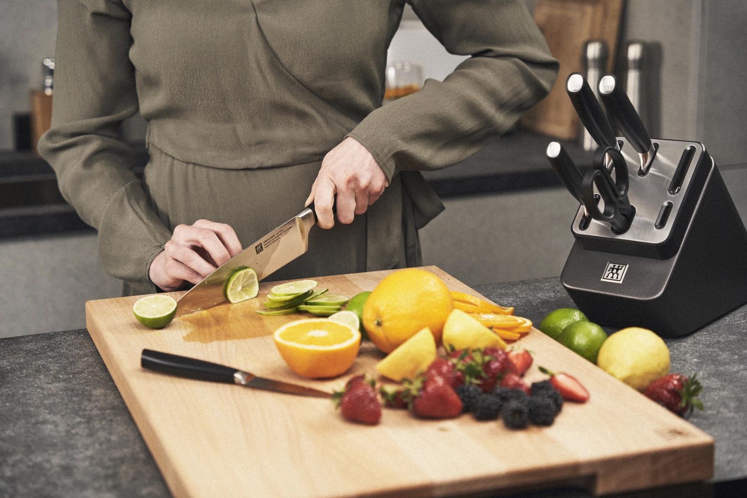 7-teiliges Messerblock-Set von Zwilling in Silber, selbstschärfend, perfekt für präzises Schneiden und vielseitiges Kochen.