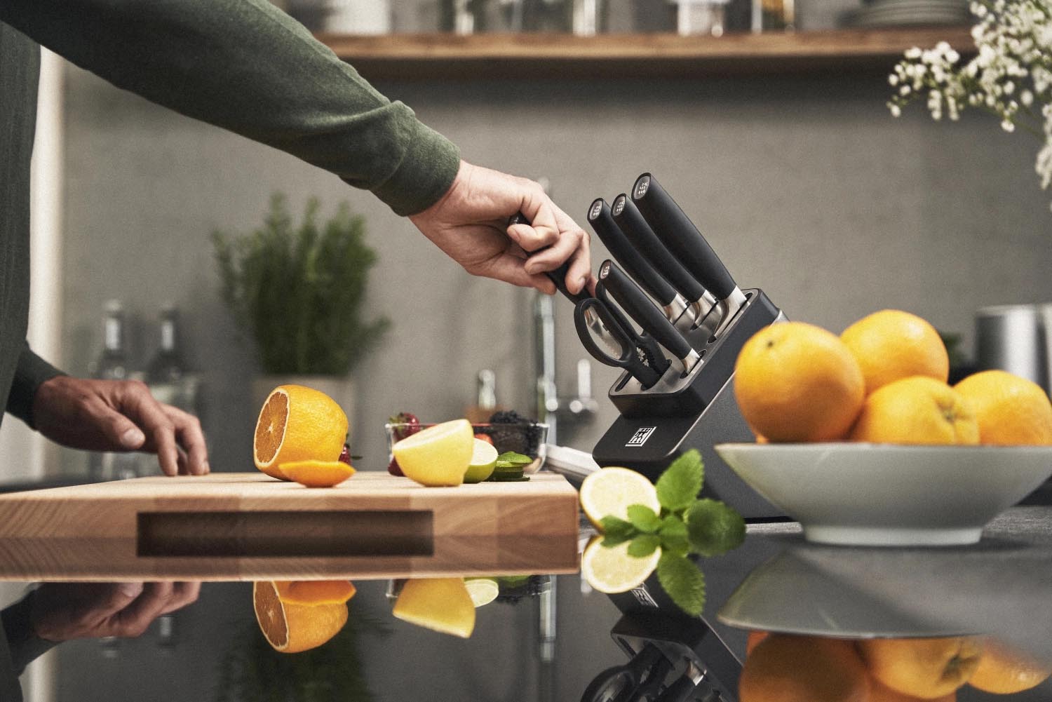 Elegantes 7-teiliges Messerblock-Set von Zwilling in Silber, mit selbstschärfender Funktion, ideal für präzises Schneiden und Kochen.