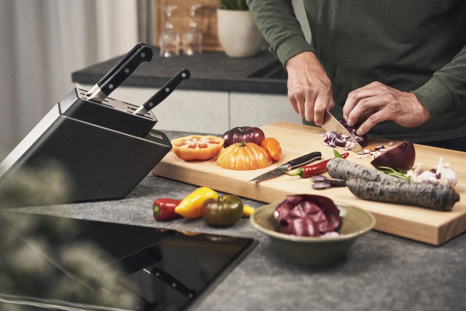 7-teiliges Zwilling Messerblock-Set mit selbstschärfender Funktion, scharfen Klingen und stilvollem Design für Ihre Küche.