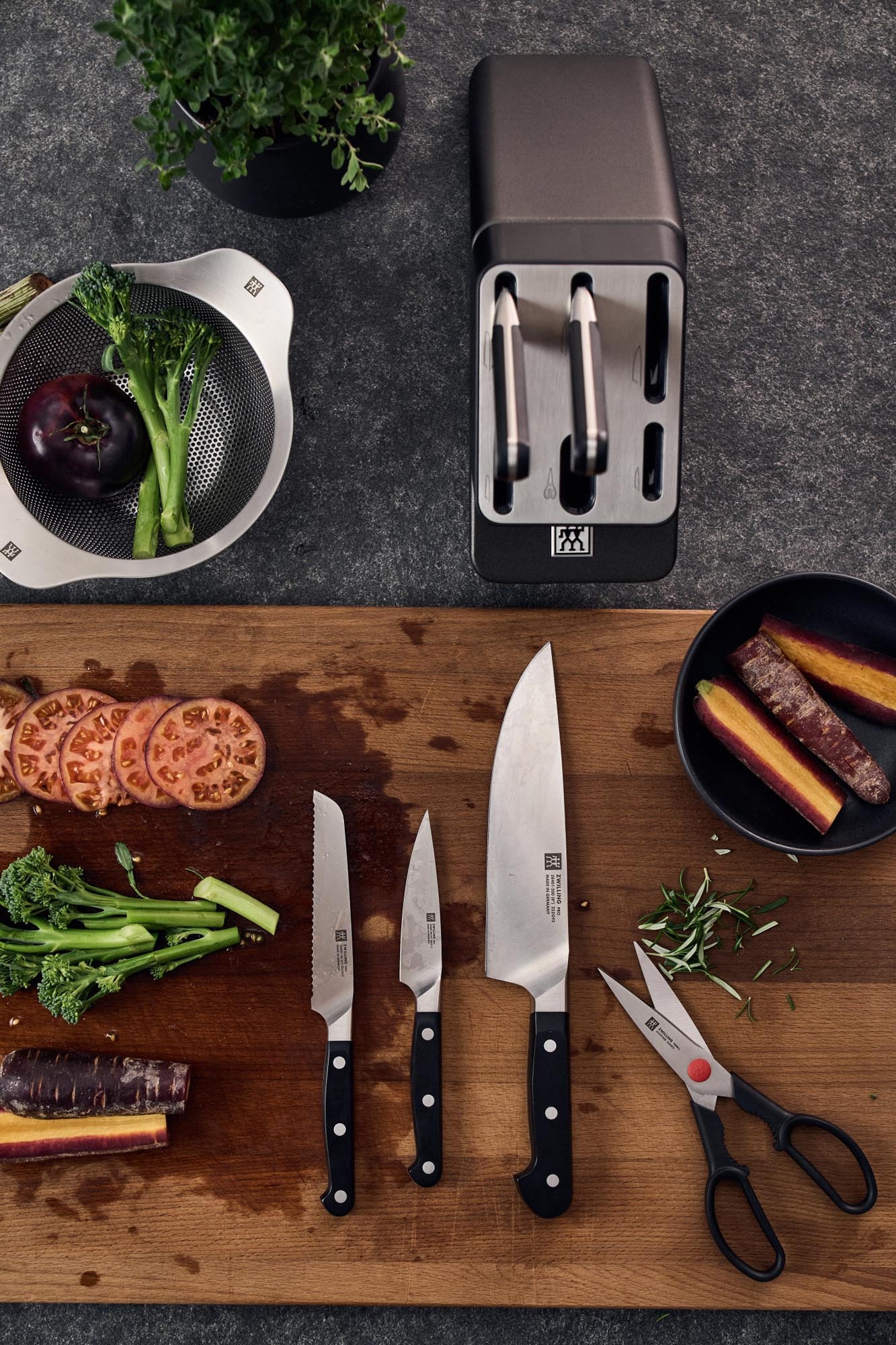 Entdecken Sie den 7-teiligen Messerblock von ZWILLING PRO – selbstschärfend, elegant und perfekt für präzises Schneiden in Ihrer Küche.