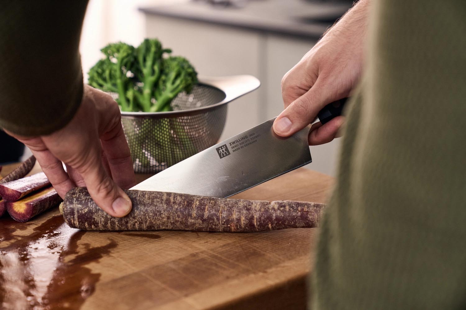 7-teiliges Messerblock-Set von Zwilling mit selbstschärfender Technologie, ideal für präzises Schneiden und modernes Küchendesign.