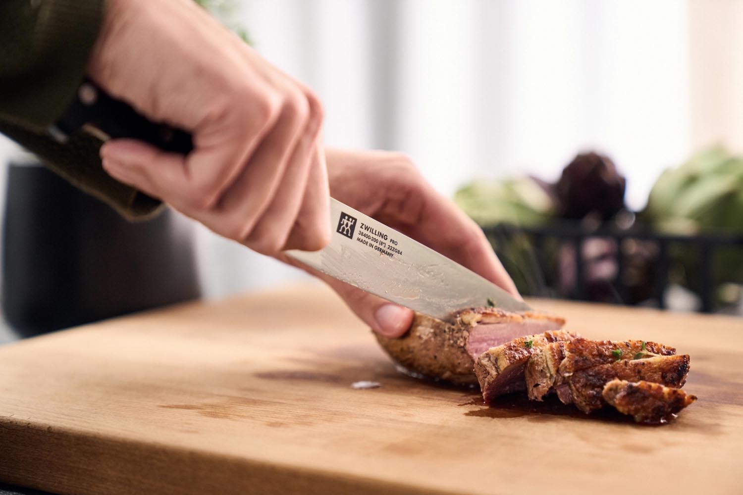 Erleben Sie mit dem 7-teiligen selbstschärfenden Messerblock von ZWILLING PRO höchste Präzision und stilvolles Design für Ihre Kochkünste.