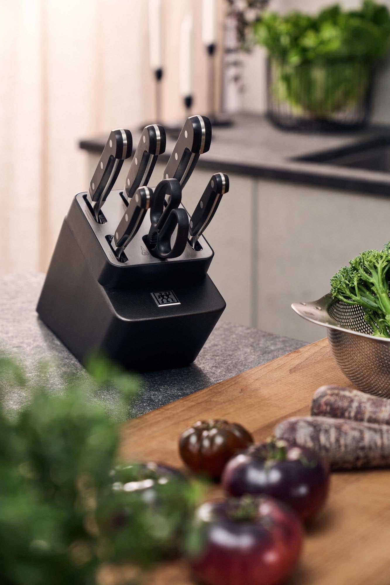 7-teiliges Zwilling Messerset mit selbstschärfendem Block, modernem Design und innovativer Schärftechnologie für präzises Schneiden.