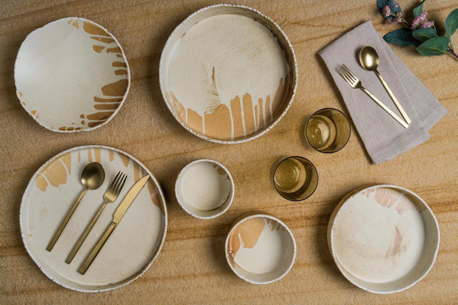 Der Solis Teller flach D21cm von Bonna vereint handwerkliche Perfektion mit einzigartigem Design, ideal für stilvolle Tischkultur.