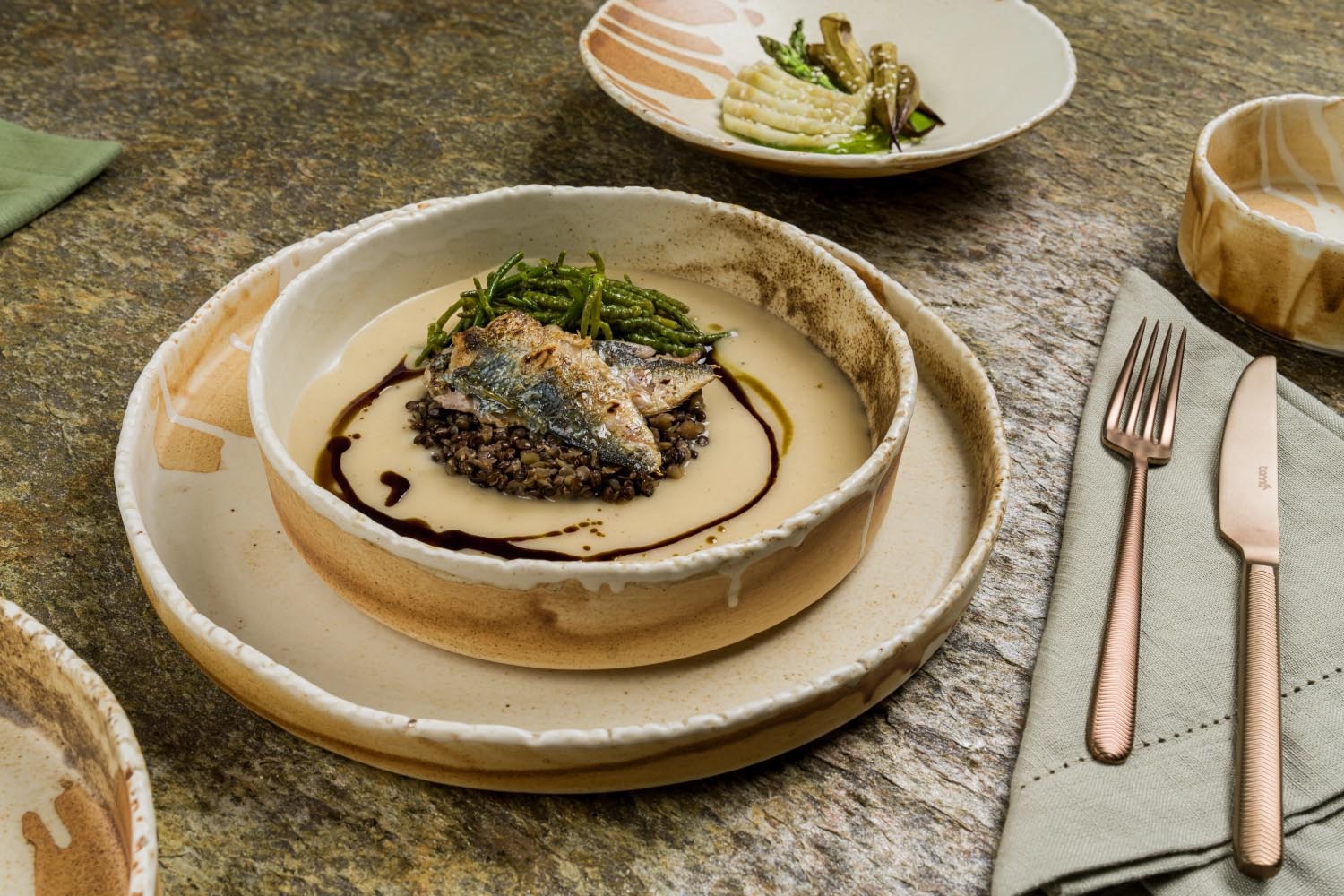 Erleben Sie den Solis Teller flach D28cm von Bonna – ein elegantes, handgefertigtes Geschirrstück mit einzigartiger Glasur, ideal für jeden Tisch.