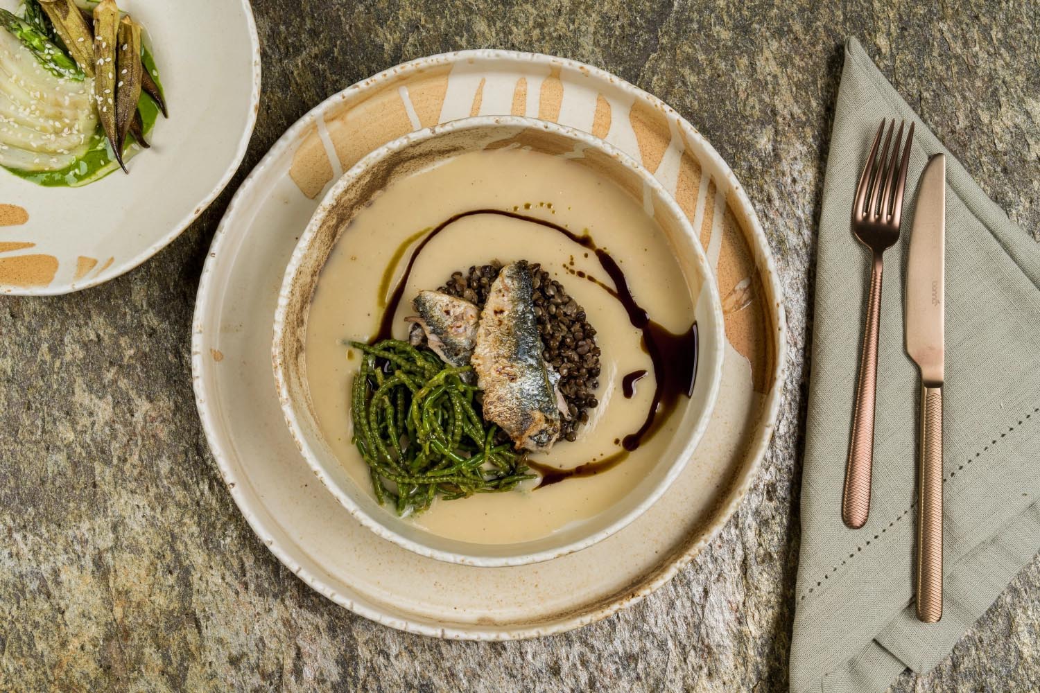 Die Solis Schale D13cm von Bonna vereint stilvolles Design und Funktionalität. Ideal für jede Tischdekoration und vielseitig einsetzbar.