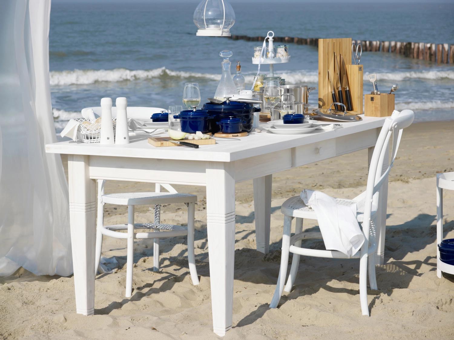 Runde Cocotte aus Gusseisen, 20 cm, 2.2 l, in elegantem Dunkelblau von Staub – ideal für Schmorgerichte und stilvolles Servieren.