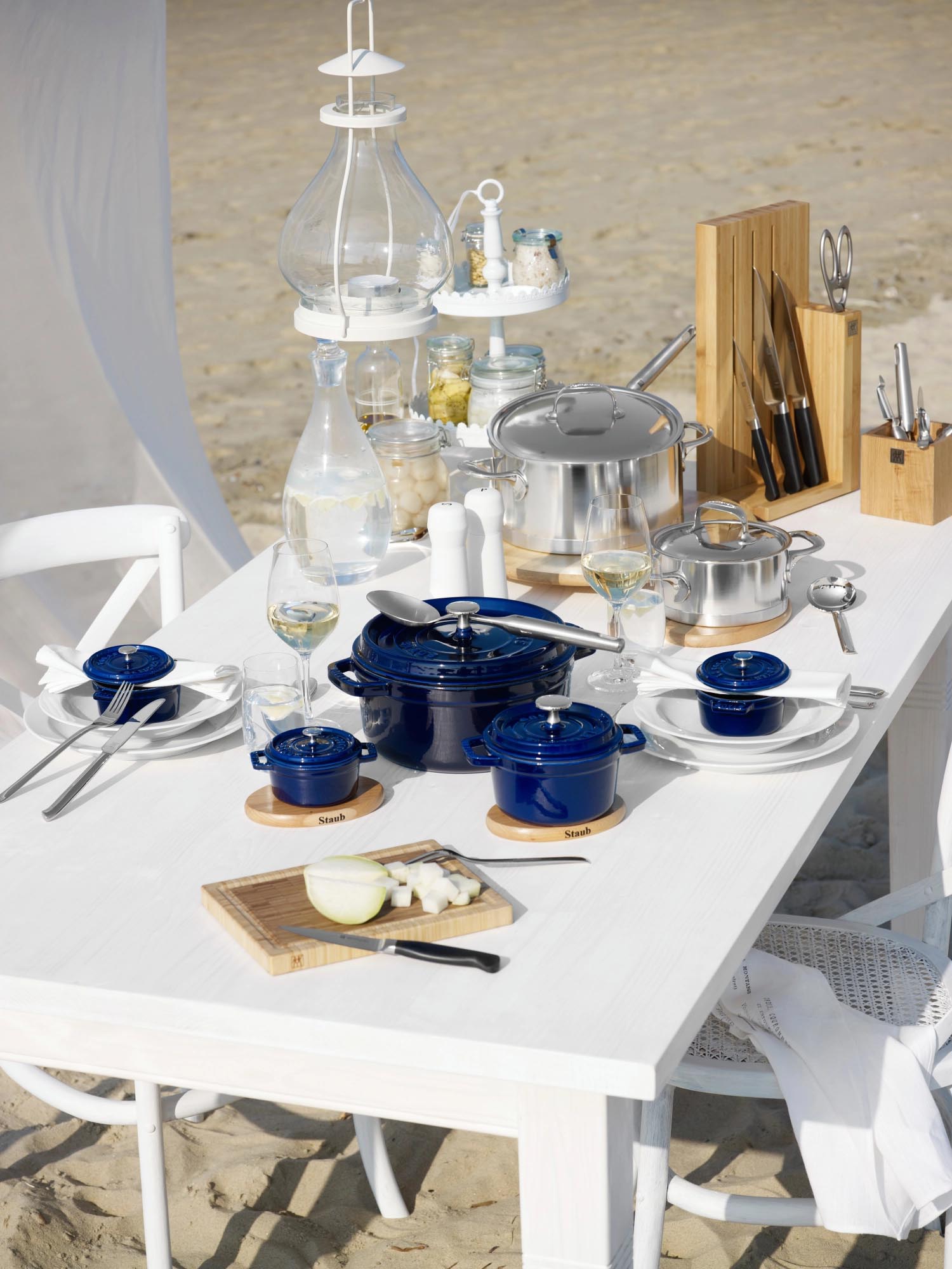 Elegante runde Cocotte aus Gusseisen, 20 cm, 2.2 l, in Dunkelblau von Staub – perfekt für Schmorgerichte und stilvolles Kochen.