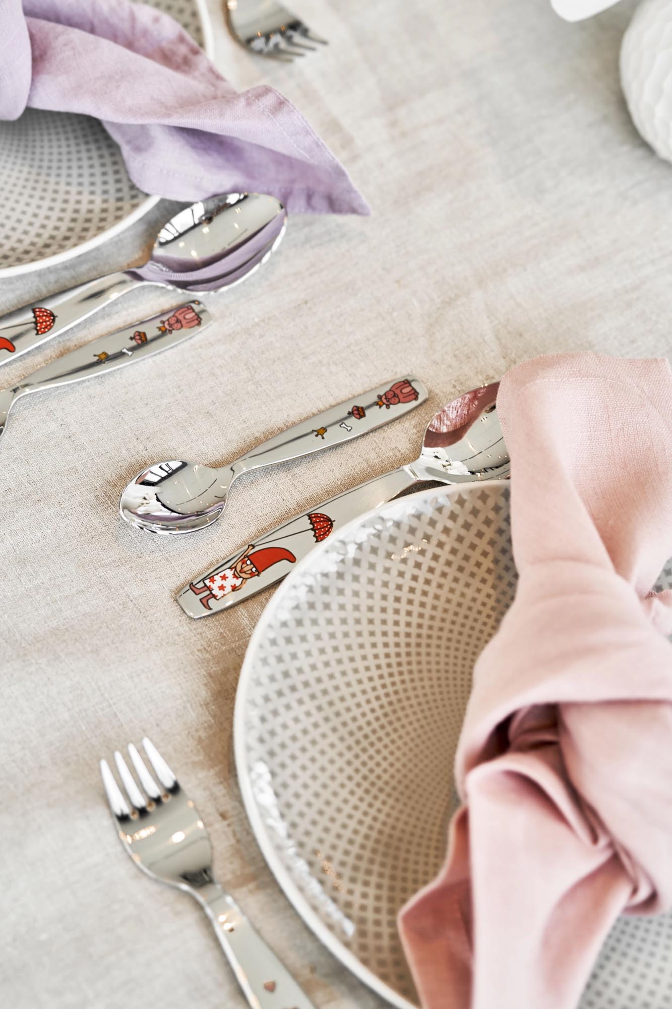 Das 4-teilige Kinderbesteck Emilie von Zwilling aus Edelstahl ist perfekt für Kinder, mit ergonomischem Design und kindgerechter Grösse.