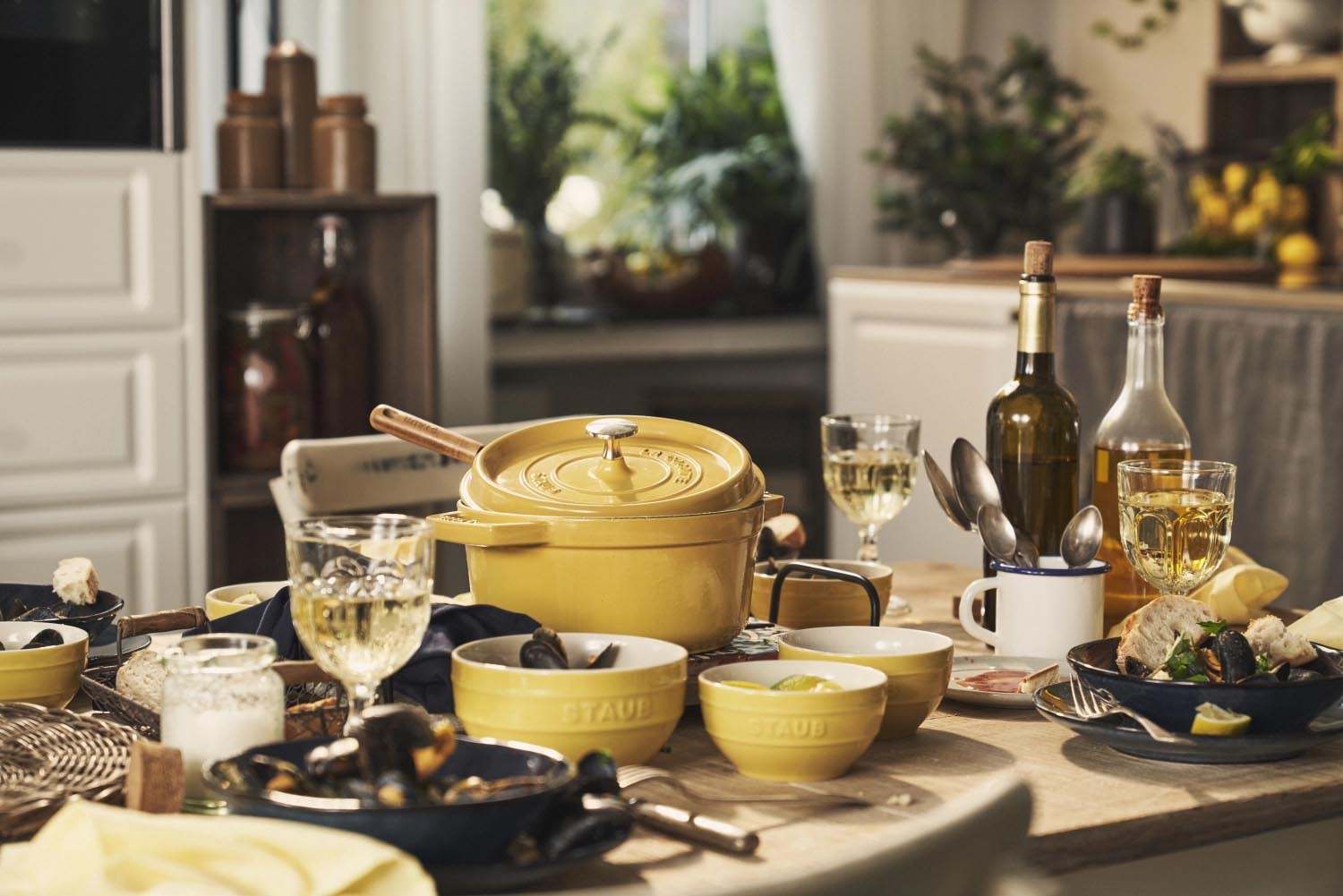 Entdecken Sie die Cocotte von Staub: 24 cm, 3,7 l, aus robustem Gusseisen in strahlendem Citron-Gelb – perfekt für aromatische Gerichte und stilvolles Kochen.