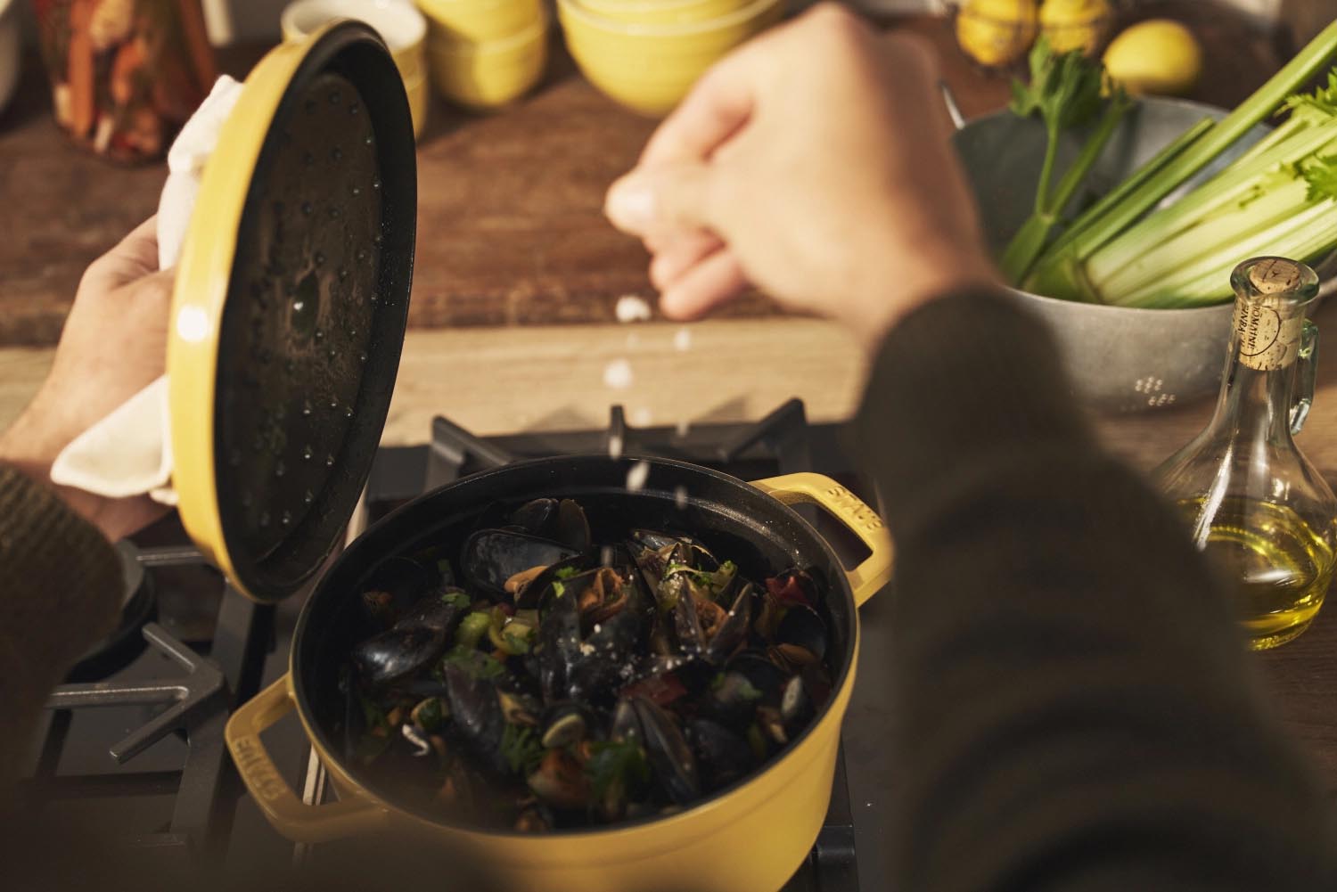 Runde Gusseisen-Cocotte, 24 cm, 3.7 l, in strahlendem Citron-Gelb, perfekt für Schmorgerichte und elegantes Servieren.