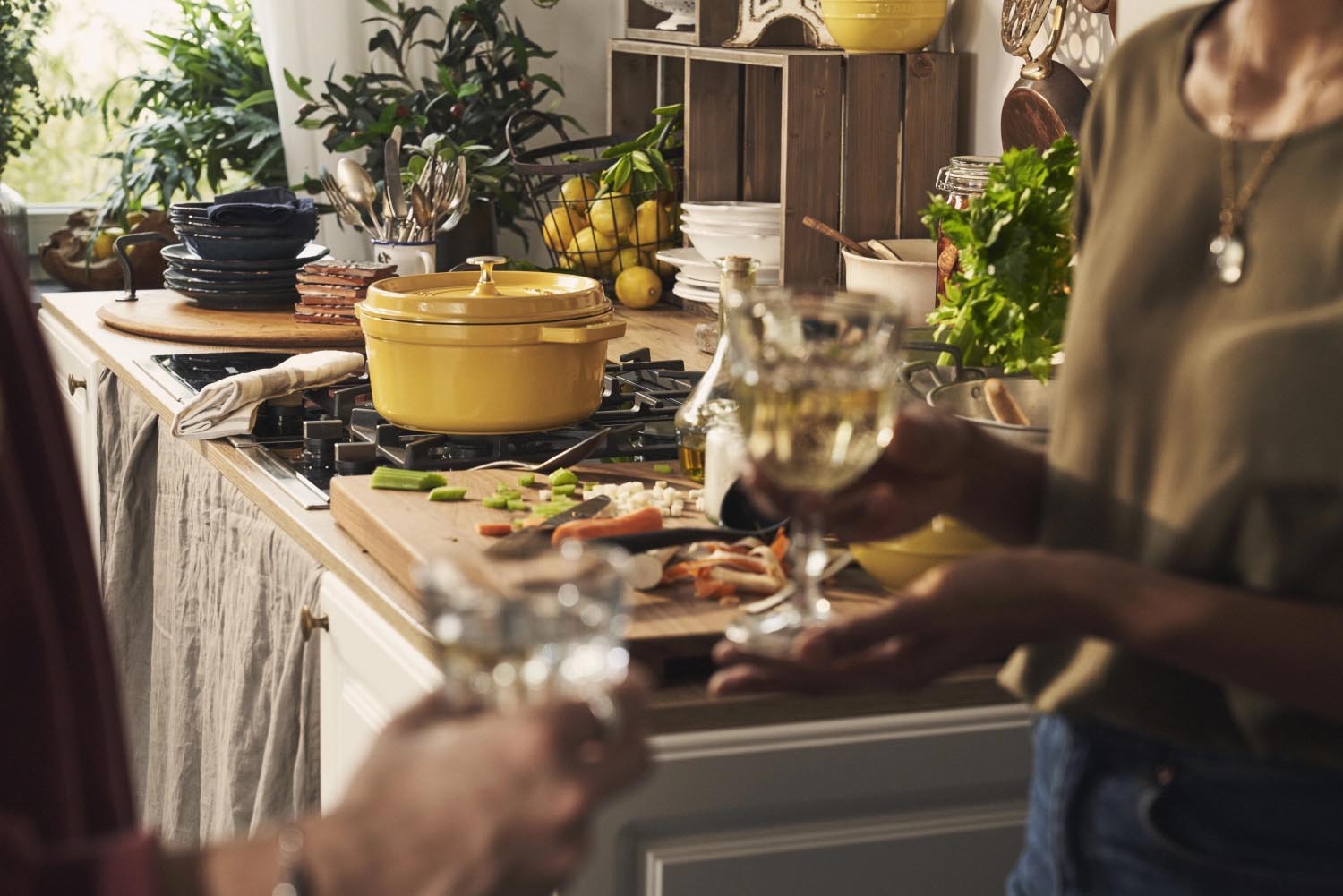Entdecken Sie die Cocotte von Staub: 24 cm, 3,7 l, aus robustem Gusseisen in strahlendem Citron-Gelb – perfekt für aromatische Gerichte und stilvolles Kochen.