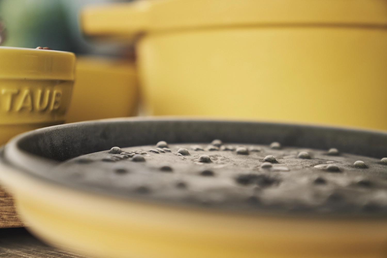 Erleben Sie die Staub Cocotte 24 cm in Citron: Hochwertiges Gusseisen für perfekte Garergebnisse und ein stilvolles Kocherlebnis.