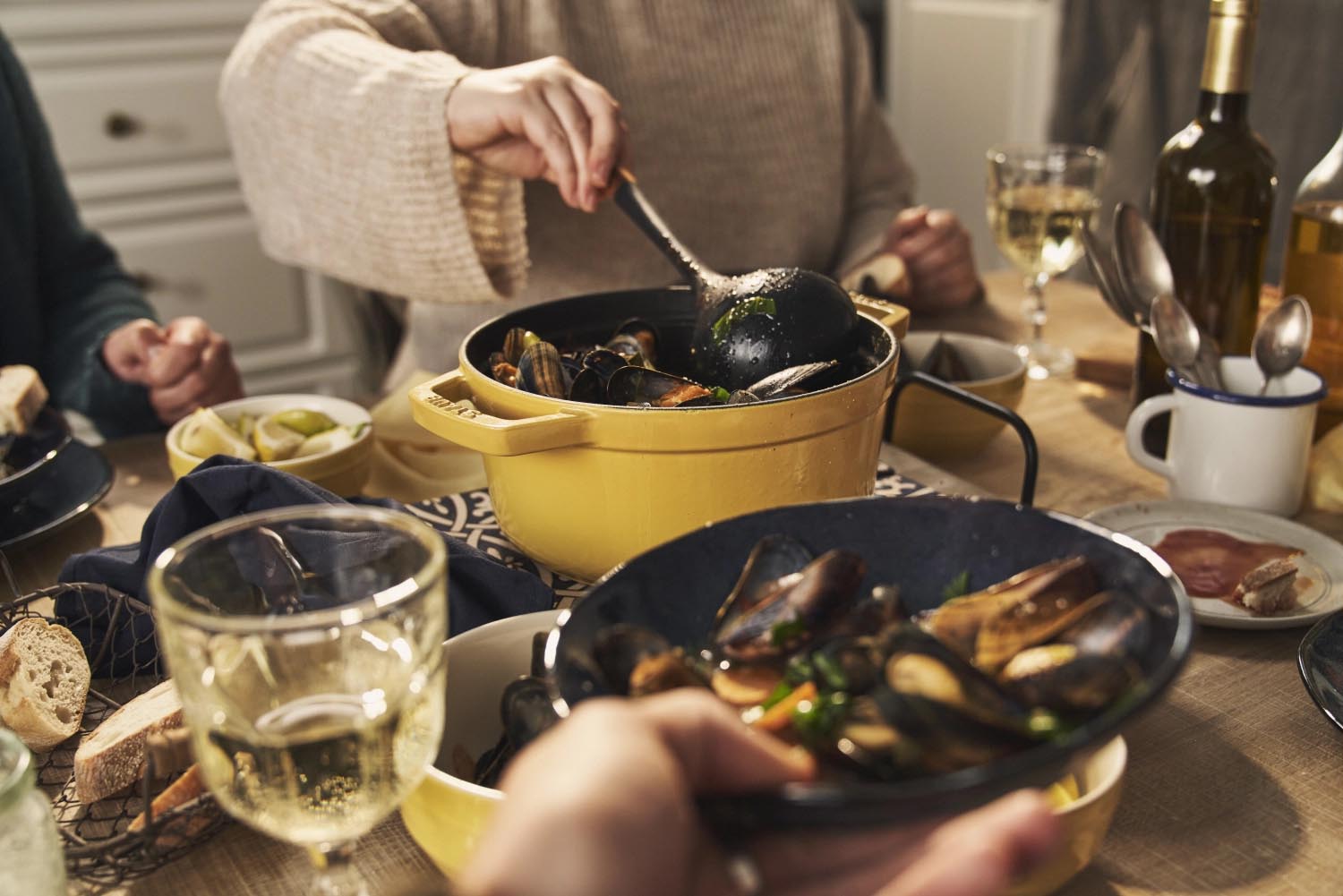 Runde Cocotte aus Gusseisen, 24 cm, 3.7 l, in leuchtendem Citron-Gelb, ideal für Schmorgerichte und stilvolles Servieren.