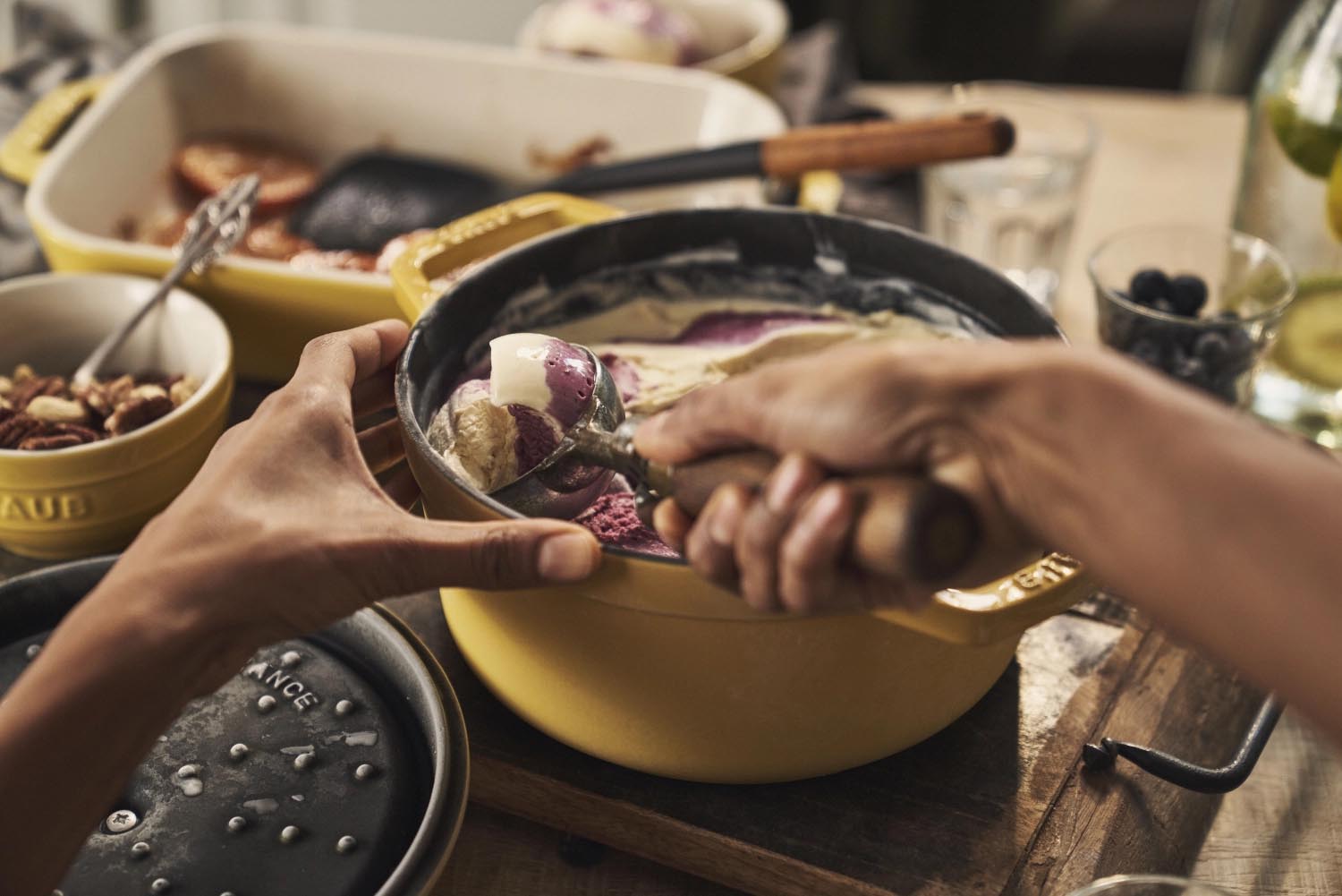 Runde Cocotte aus Gusseisen von Staub, 26 cm, 5.25 l, in strahlendem Gelb. Perfekt für Schmorgerichte und stilvolles Servieren.