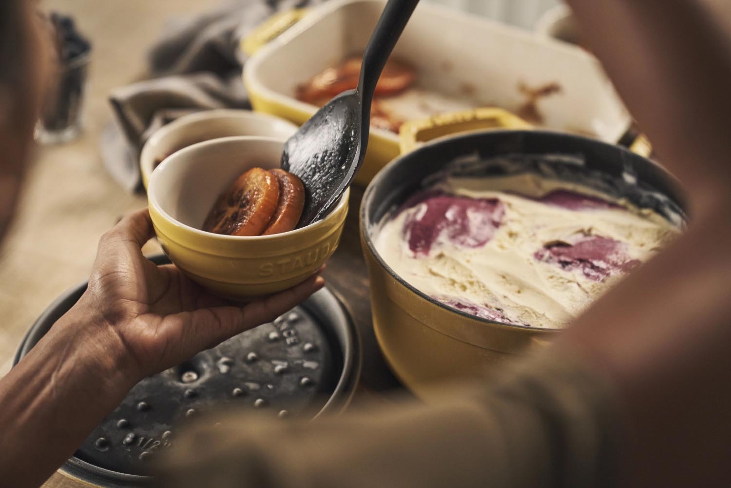 Runde Gusseisen-Cocotte von Staub, 26 cm, 5.25 l, in leuchtendem Citron-Gelb. Ideal für Schmorgerichte und elegantes Servieren.