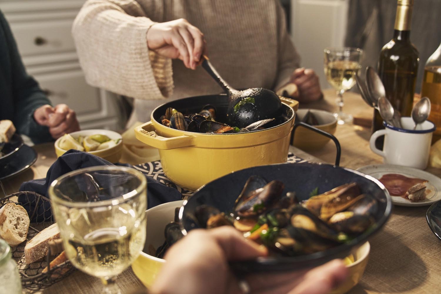 Runde Cocotte aus Gusseisen von Staub, 26 cm, 5.25 l, in strahlendem Gelb. Perfekt für Schmorgerichte und stilvolles Servieren.