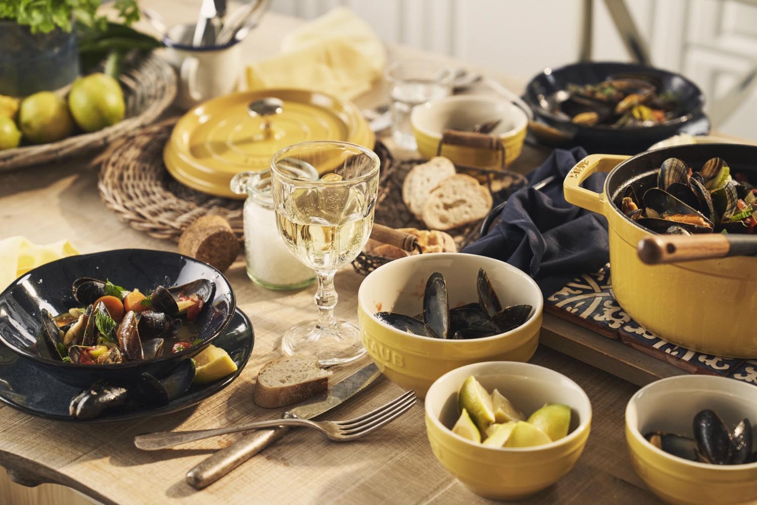 Entdecken Sie die Cocotte von Staub: 26 cm, 5,25 l, in leuchtendem Citron. Ideal für aromatische Gerichte und stilvolles Kochen.