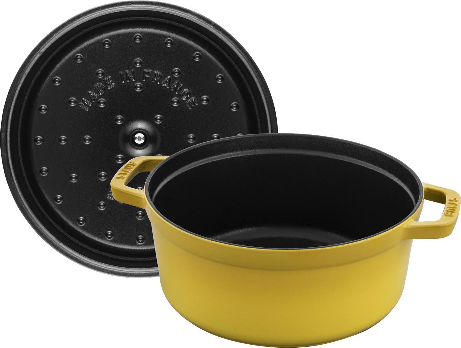 Runde Gusseisen-Cocotte von Staub, 26 cm, 5.25 l, in leuchtendem Citron-Gelb. Ideal für Schmorgerichte und elegantes Servieren.