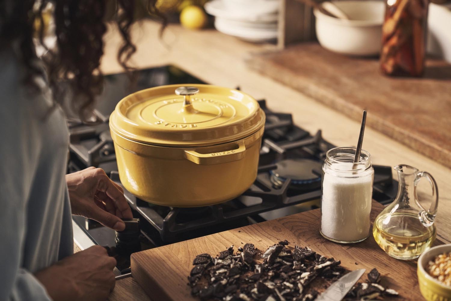 Erleben Sie die Cocotte von Staub: 28 cm, 6,7 l, in leuchtendem Citron. Perfekt für köstliche Familiengerichte und ein Blickfang in jeder Küche.