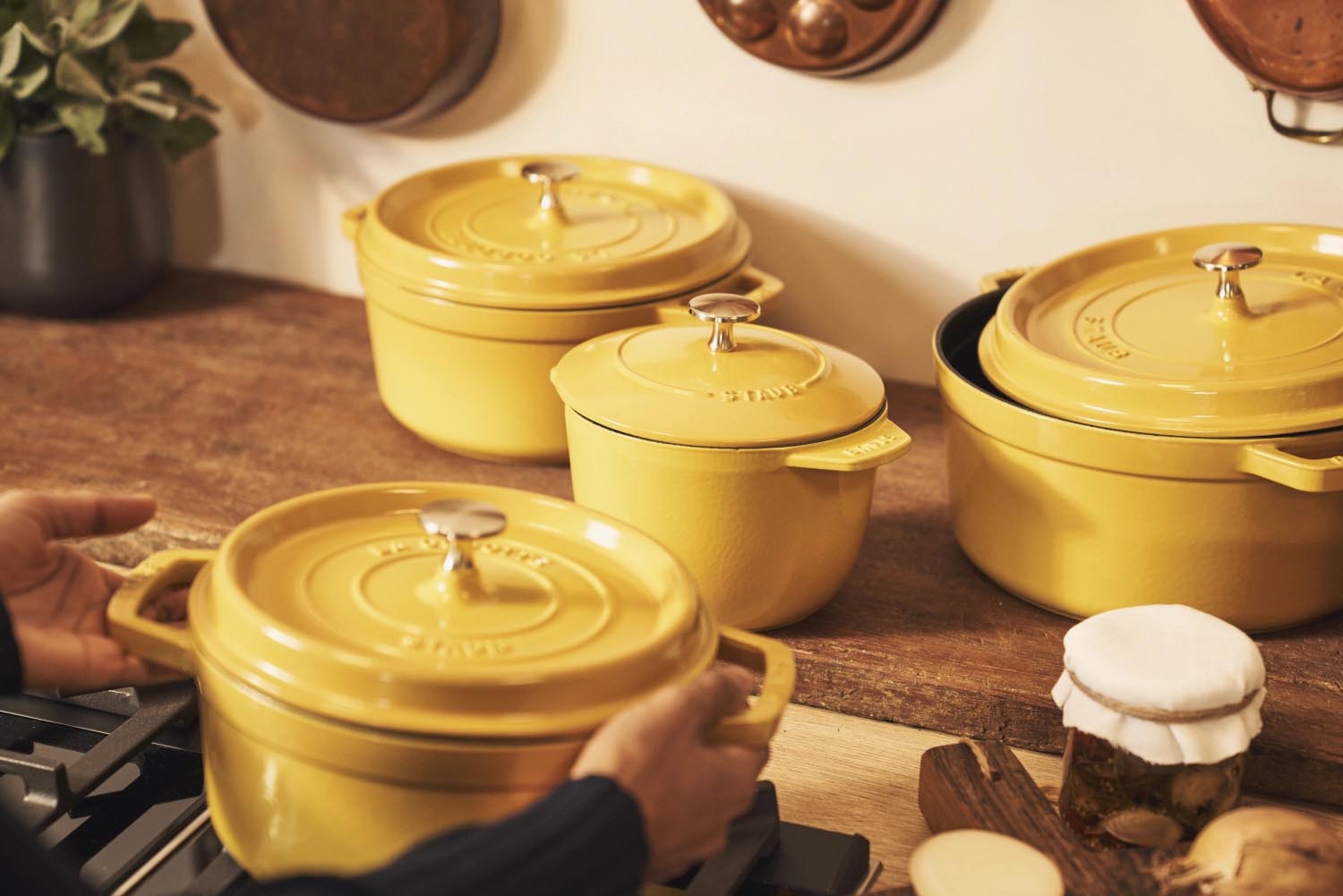 Runde Gusseisen-Cocotte, 28 cm, 6.7 l, in strahlendem Citron-Gelb. Ideal für Schmorgerichte und elegantes Kochen.